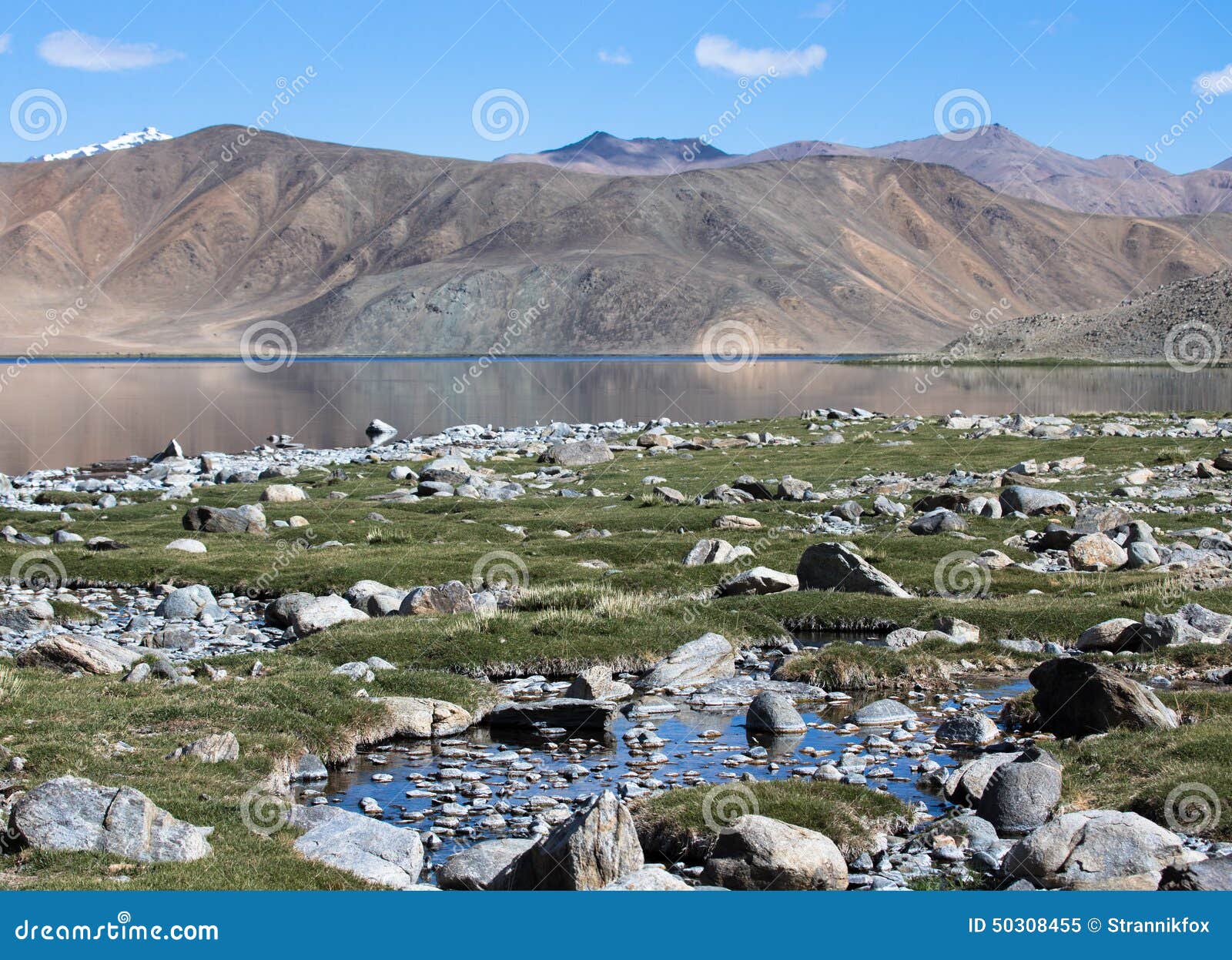 Πετρώδης ακτή της λίμνης Bulunkul στα βουνά του Τατζικιστάν Τοπίο