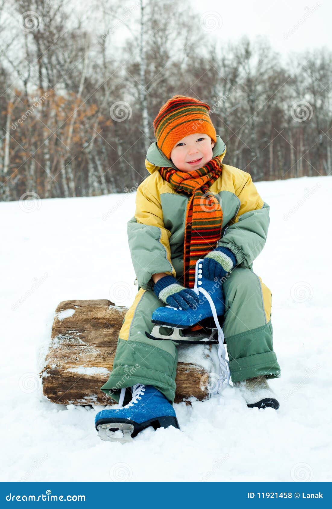 πηγαίνοντας σαλάχι πάγου &a. το αγόρι ντύνει το χαριτωμένο πηγαίνοντας πάγο λίγο σαλάχι για να θερμάνει τη φθορά του χειμώνα