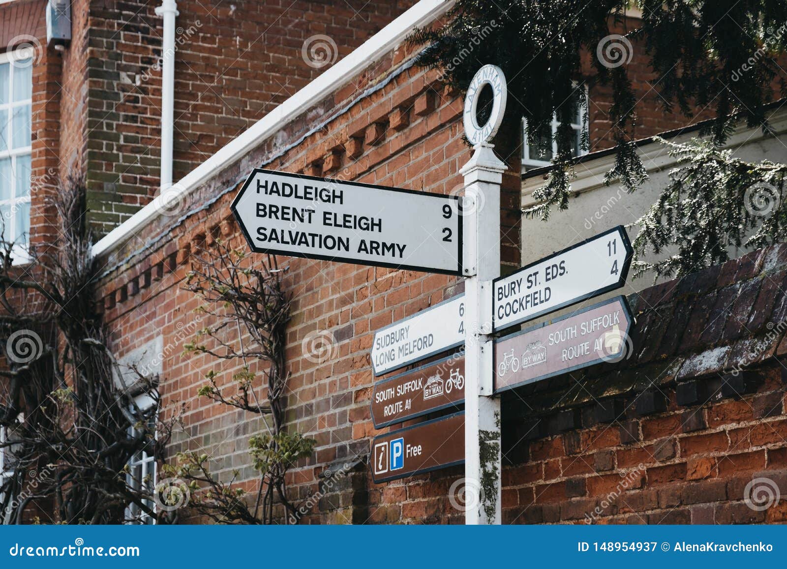 Πινακίδες κατεύθυνσης σε δρόμο στο Lavenham, Nauolk, Αγγλία, Ηνωμένο Βασίλειο. Lavenham, ΗΒ - 19 Απριλίου 2019: Πινακίδες κατεύθυνσης σε ένα δρόμο στο Lavenham, ένα ιστορικό χωριό στο Σάφολκ της Αγγλίας, διάσημο για το Guildhall, το Small Hall και την αρχιτεκτονική του