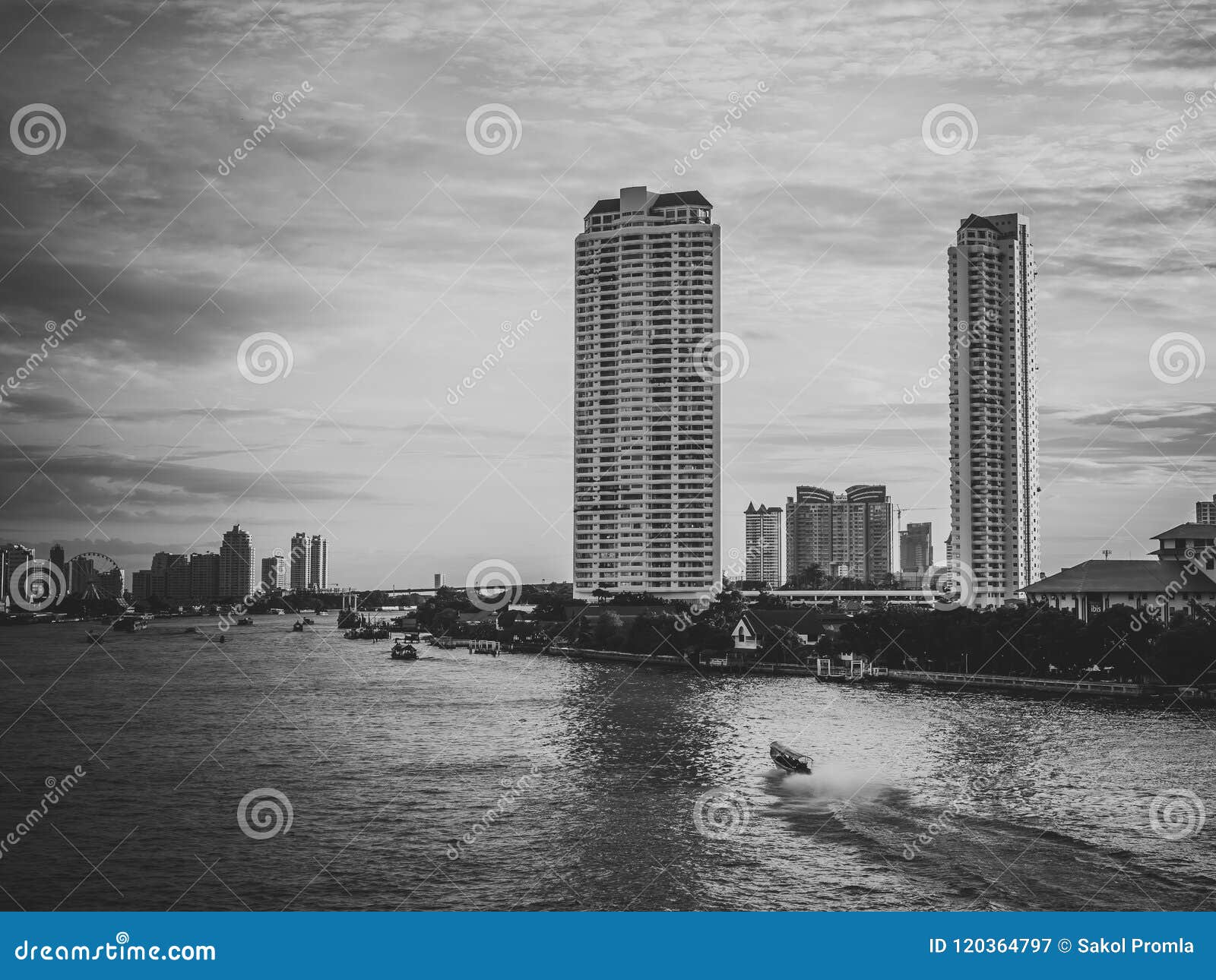 Πλευρές ποταμών της Μπανγκόκ Chao Phraya που λαμβάνονται από τη γέφυρα Taksin στο λυκόφως