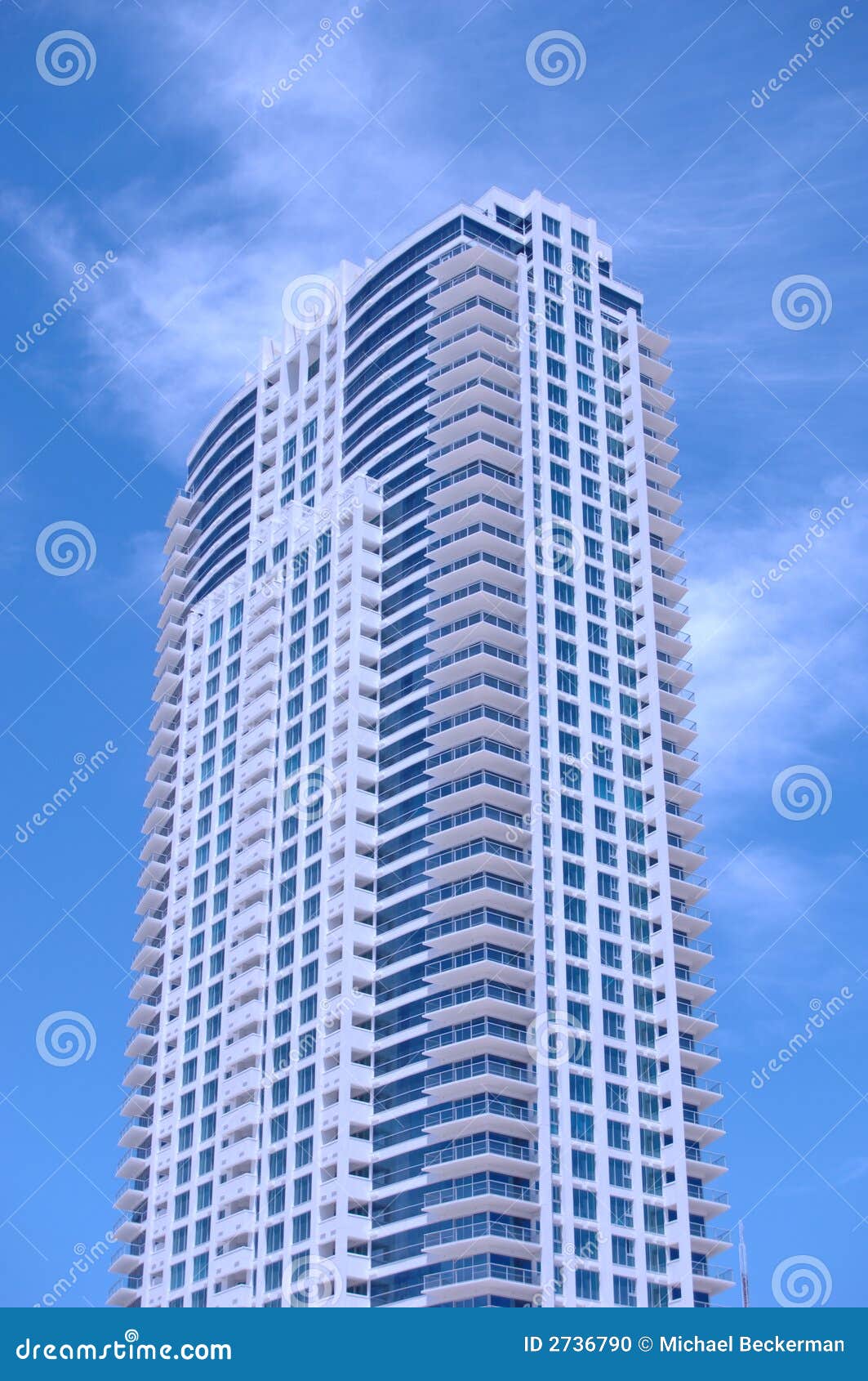 πολυόροφο κτίριο 3. η οικοδόμηση του πολυόροφου κτιρίου λάμπει ήλιος ψηλός