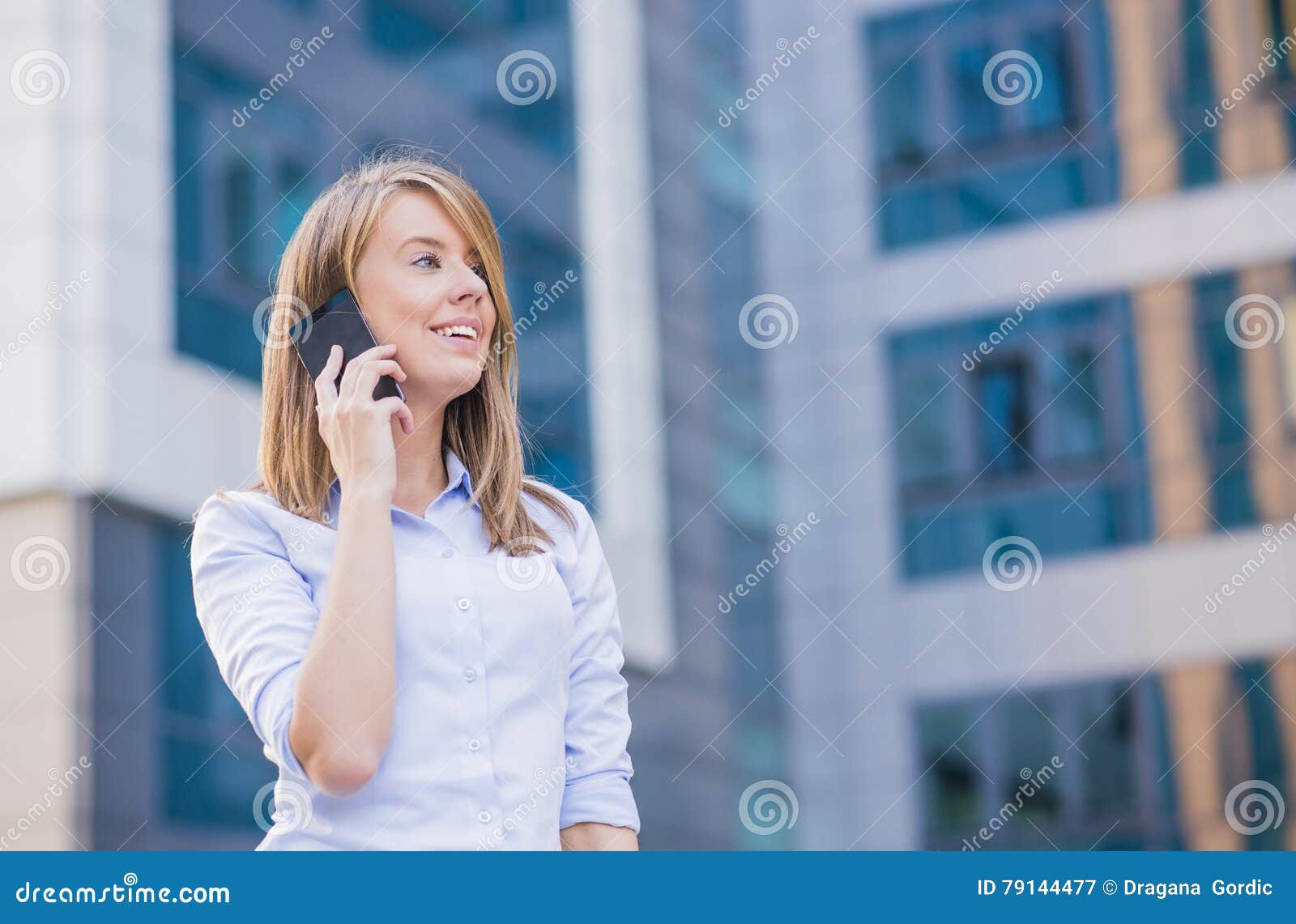 Πορτρέτο επιχειρησιακών γυναικών που μιλά υπαίθρια στο τηλέφωνο με το σύγχρονο κτήριο ως υπόβαθρο