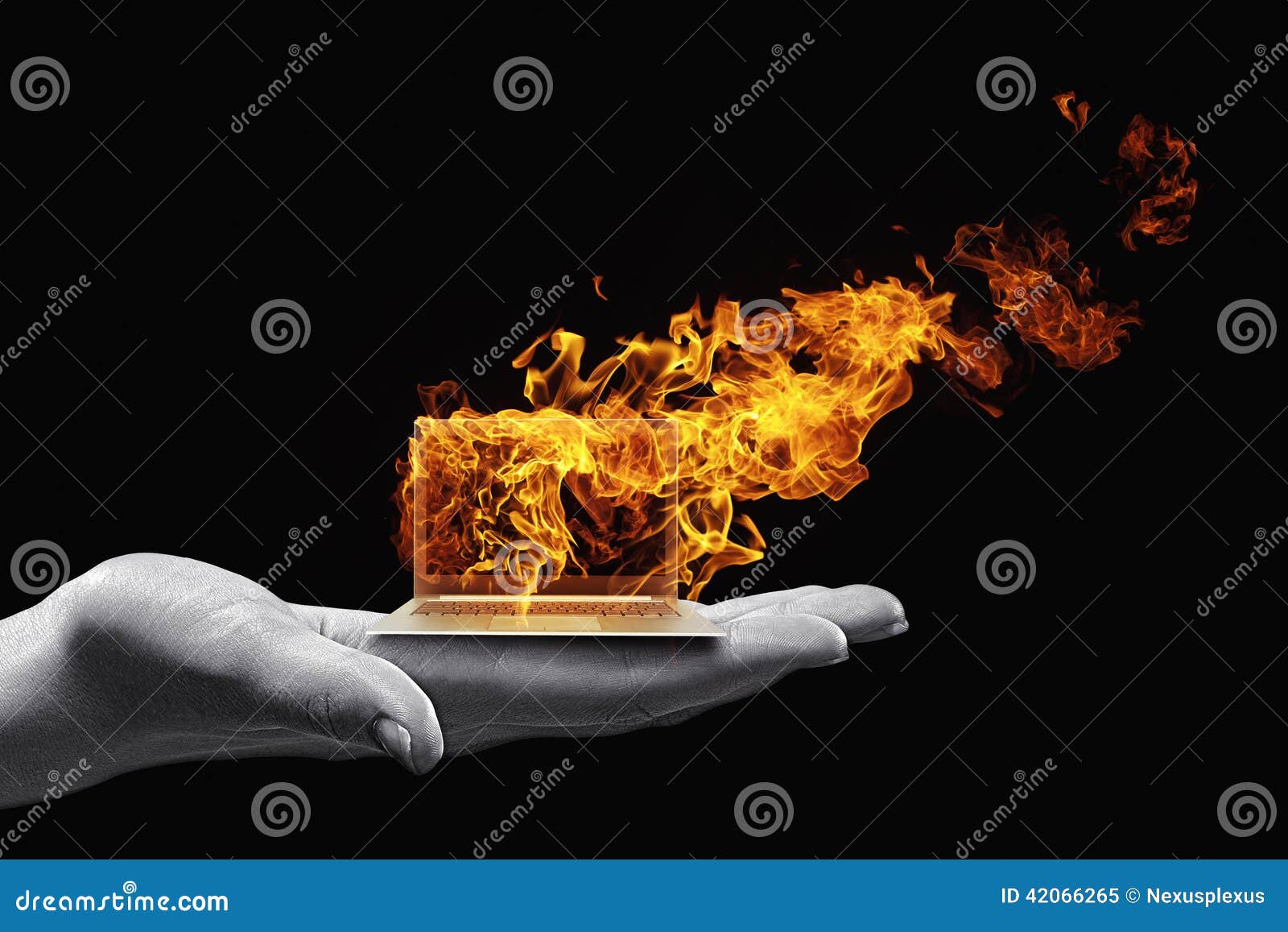 προβλήματα υπολογιστών. Ανθρώπινο καίγοντας lap-top εκμετάλλευσης χεριών στην παλάμη