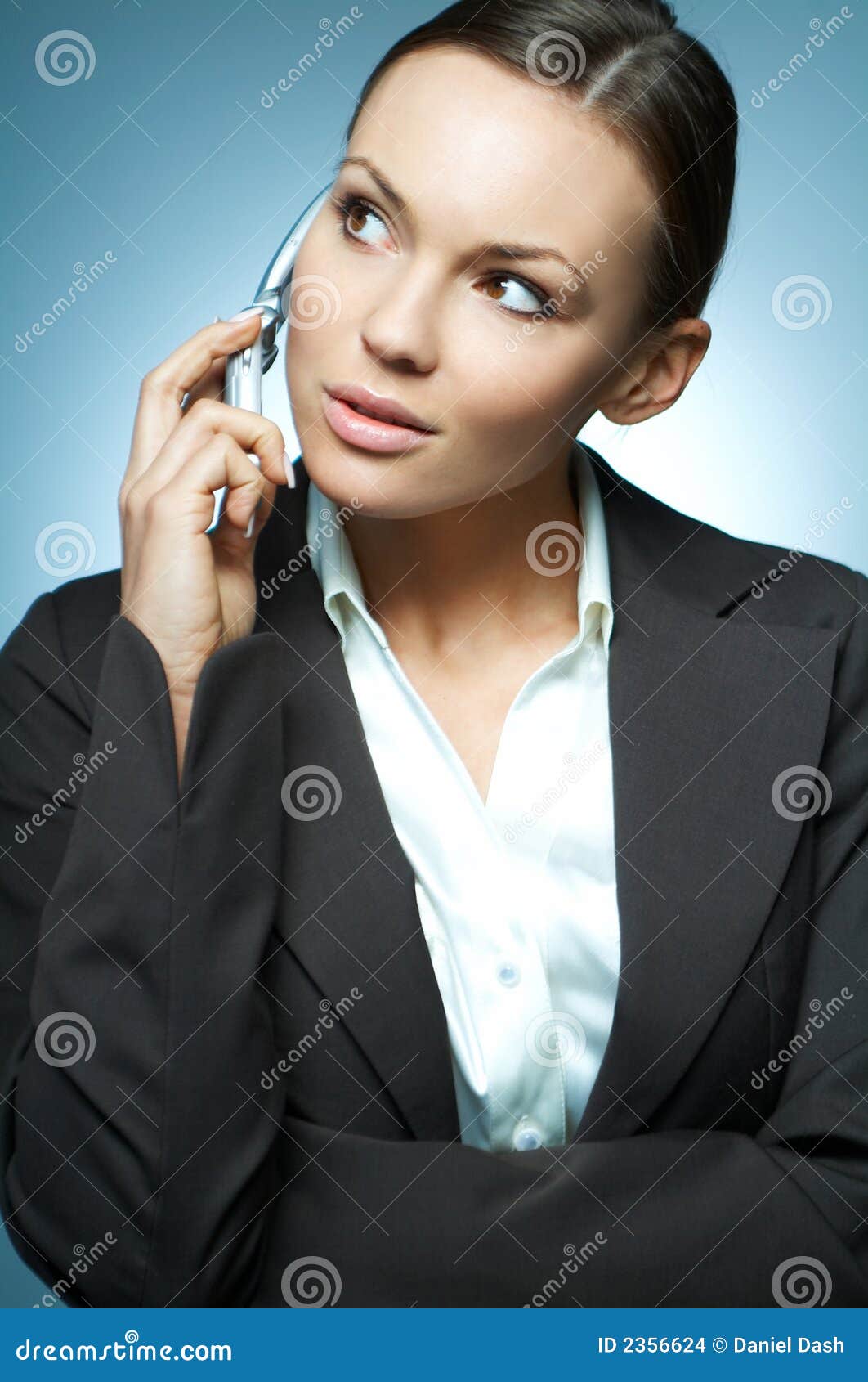 προκλητική γυναίκα επιχειρησιακού mg. όμορφη προκλητική χρησιμοποιώντας γυναίκα επιχειρησιακών σαφής απομονωμένη κινητή τηλεφώνων brunette ανασκόπησης