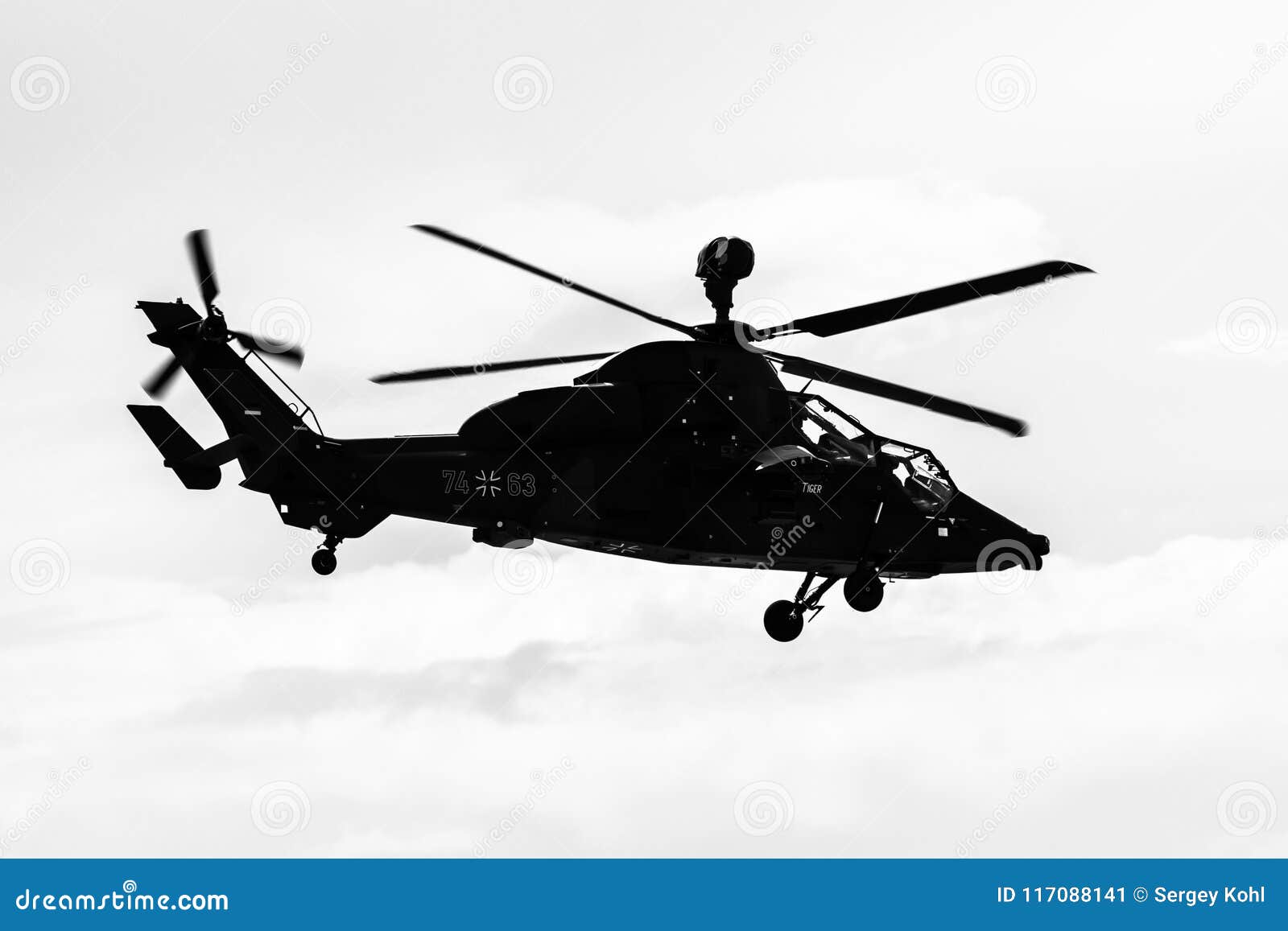ΒΕΡΟΛΙΝΟ, ΓΕΡΜΑΝΙΑ - 26 ΑΠΡΙΛΊΟΥ 2018: Πτήση επίδειξης του UHT τιγρών Eurocopter επιθετικών ελικοπτέρων Γερμανική Πολεμική Αεροπορία μαύρο λευκό Ο αέρας έκθεσης ILA Βερολίνο παρουσιάζει 2018