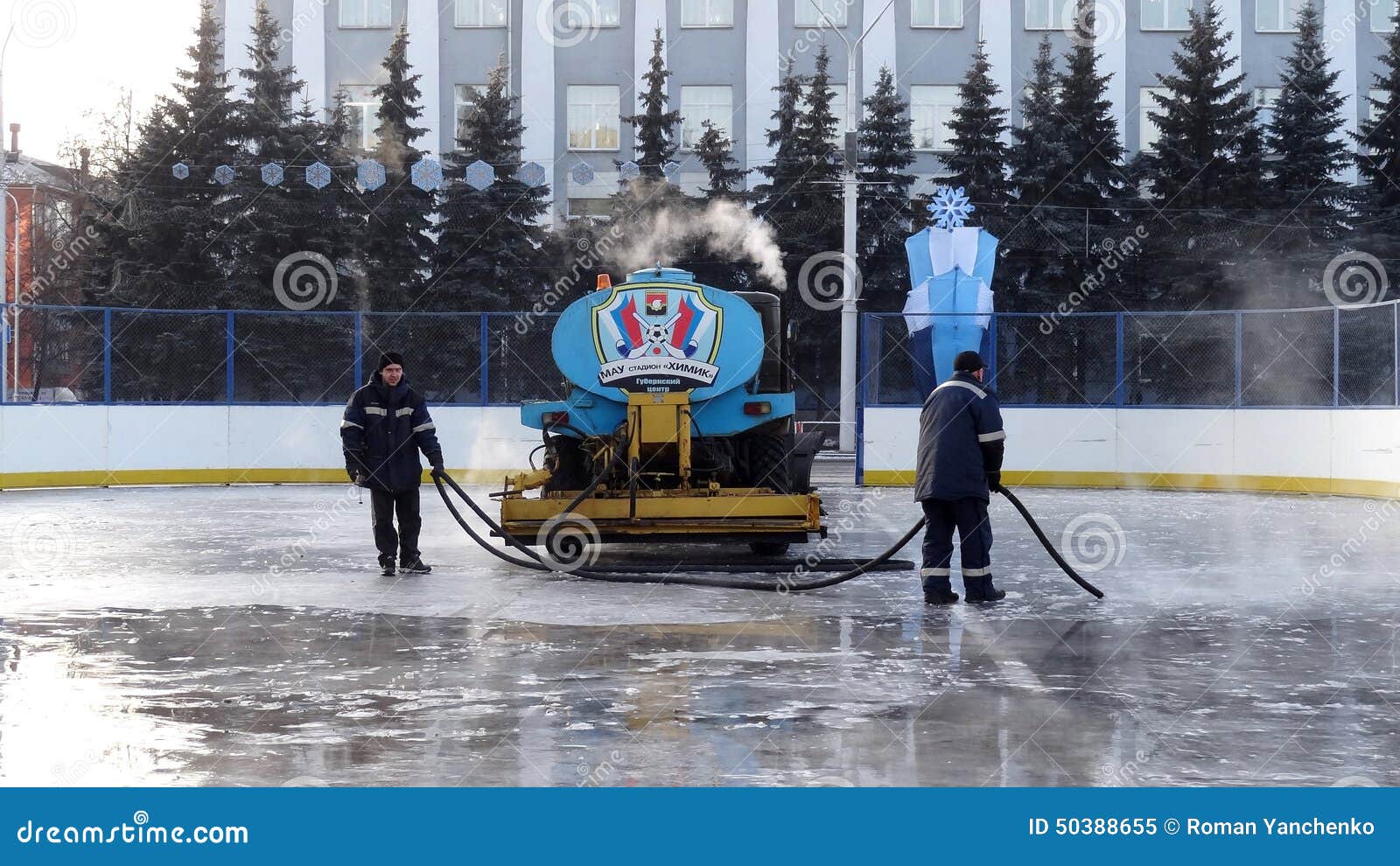 Πόλη Kemerovo ice rink skating. Το κεντρικό τετράγωνο της πόλης, εργαζόμενοι συμπληρώνει μια αίθουσα παγοδρομίας πατινάζ