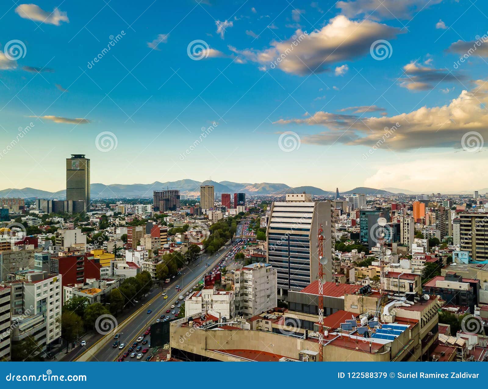 Πόλη του Μεξικού - εναέρια πανοραμική άποψη - ηλιοβασίλεμα. Πανοραμική άποψη εθνικών οδών της Πόλης του Μεξικού - Circuito εσωτερική - ηλιοβασίλεμα, μπλε ουρανός, ηλιοβασίλεμα