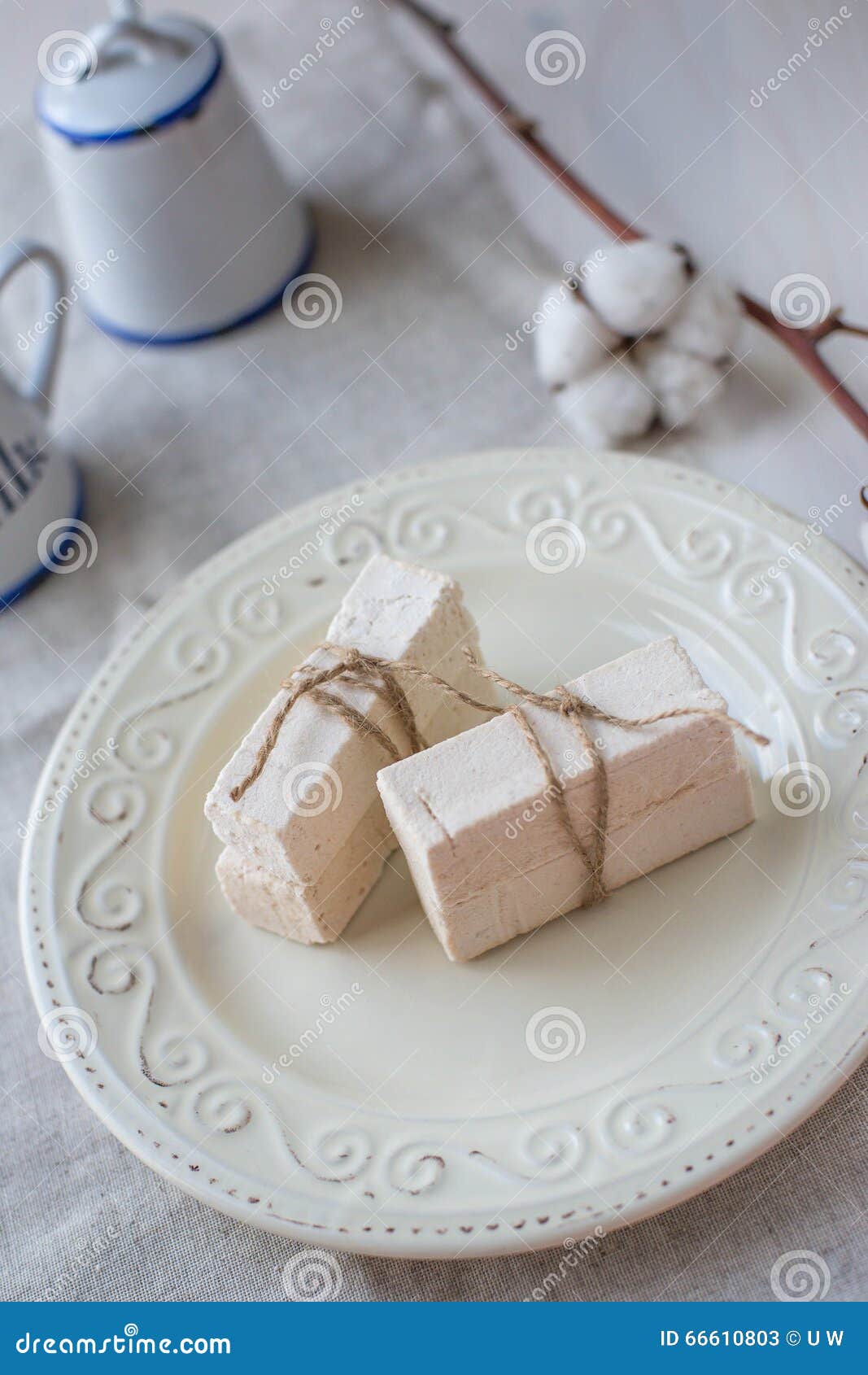 Ραβδιά marshmallow σε ένα ελαφρύ υπόβαθρο. Marshmallow ραβδιά σε ένα πιάτο Ελαφριά ανασκόπηση