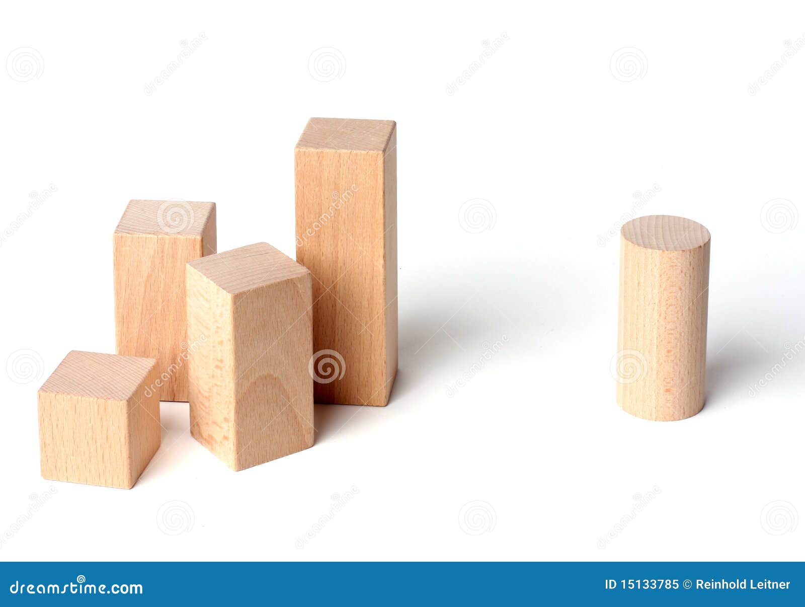 ρατσισμός κύβων ξύλινος. απομονωμένος κύβοι ρατσισμός ανασκόπησης που αντιπροσωπεύει άσπρο ξύλινο