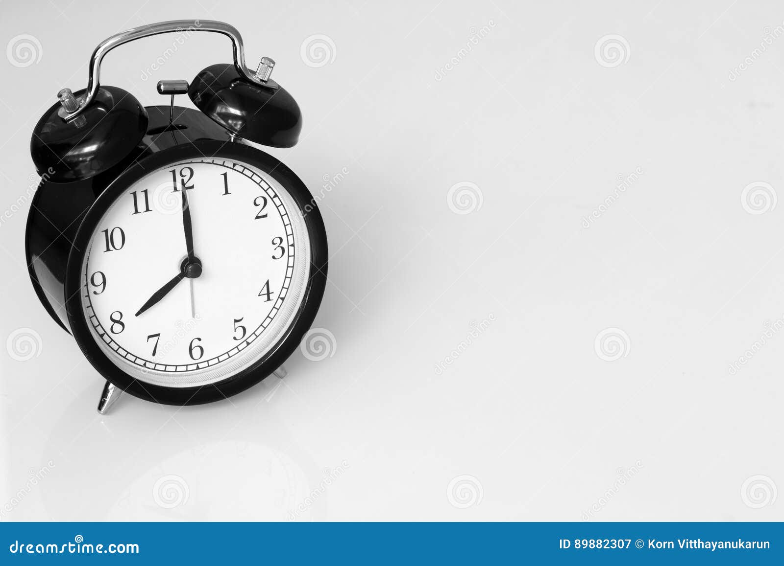 Ρολόι αναδρομικό στο ρολόι 8 ο ` στο άσπρο επιτραπέζιο υπόβαθρο με το διάστημα για το κείμενο