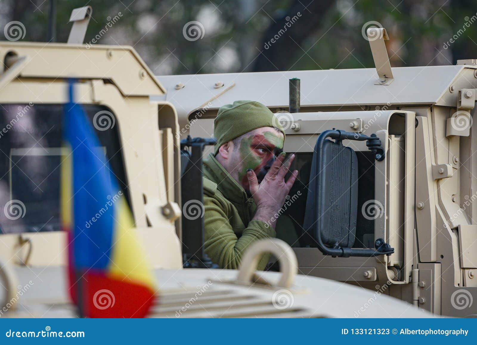 Βουκουρέστι, Ρουμανία - 1 Δεκεμβρίου 2018: Ρουμανικός στρατιώτης στρατού που προετοιμάζεται για τη στρατιωτική παρέλαση που χαρακτηρίζει τη μεγάλη ημέρα ένωσης της Ρουμανίας, στο Βουκουρέστι, Ρουμανία, την 1η Δεκεμβρίου 2018