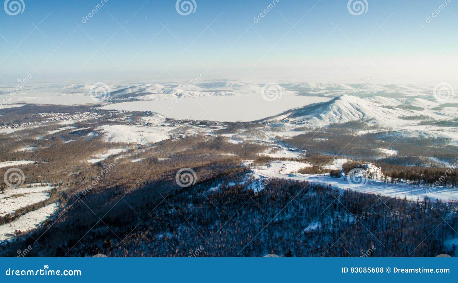 Ρωσικά βουνά Ural το χειμώνα Εναέρια λίμνη άποψης, άσπρο άπειρο. Ρωσικά βουνά Ural το χειμώνα Εναέρια άποψη της λίμνης και των ατελείωτων τοπίων