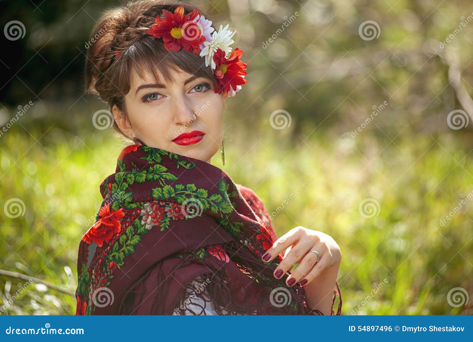 Ρωσική γυναίκα. Ρωσικός λαϊκός καλλιτέχνης γυναικών υπαίθρια