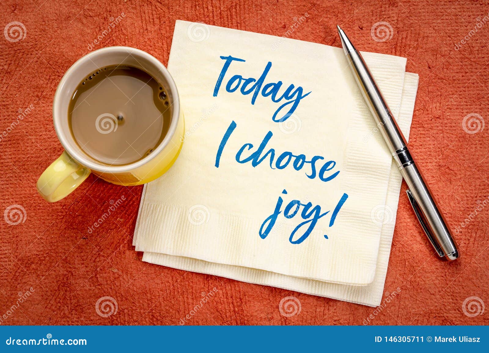 Σήμερα επιλέγω τη θετική επιβεβαίωση χαράς. Σήμερα επιλέγω τη χαρά - θετική γραφή επιβεβαίωσης σε μια πετσέτα με ένα φλιτζάνι του καφέ