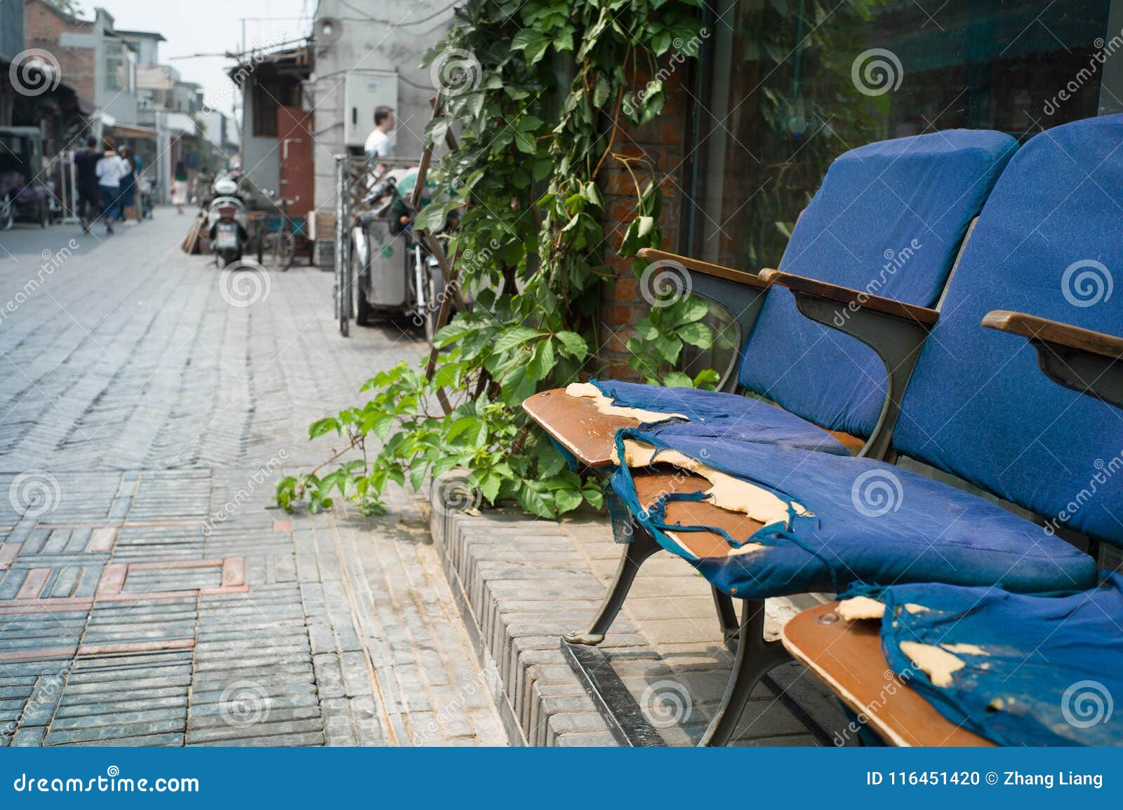 Σε Hutong, Qianmen, Πεκίνο. [Τον Απρίλιο του 2018] ένα παλαιό Hutong στην περιοχή Qianmen, Πεκίνο Κάποιο hutong ακόμα ως περιοχή διαβίωσης των τοπικών ανθρώπων του Πεκίνου Το Hutong είναι ένα είδος παραδοσιακού ύφους διαβίωσης στο παλαιό Πεκίνο, τώρα δεδομένου ότι μια επιλογή γύρου, μέρη των επισκεπτών θα επιθυμούσε να δει Hutong και να αισθανθεί για το στο Πεκίνο