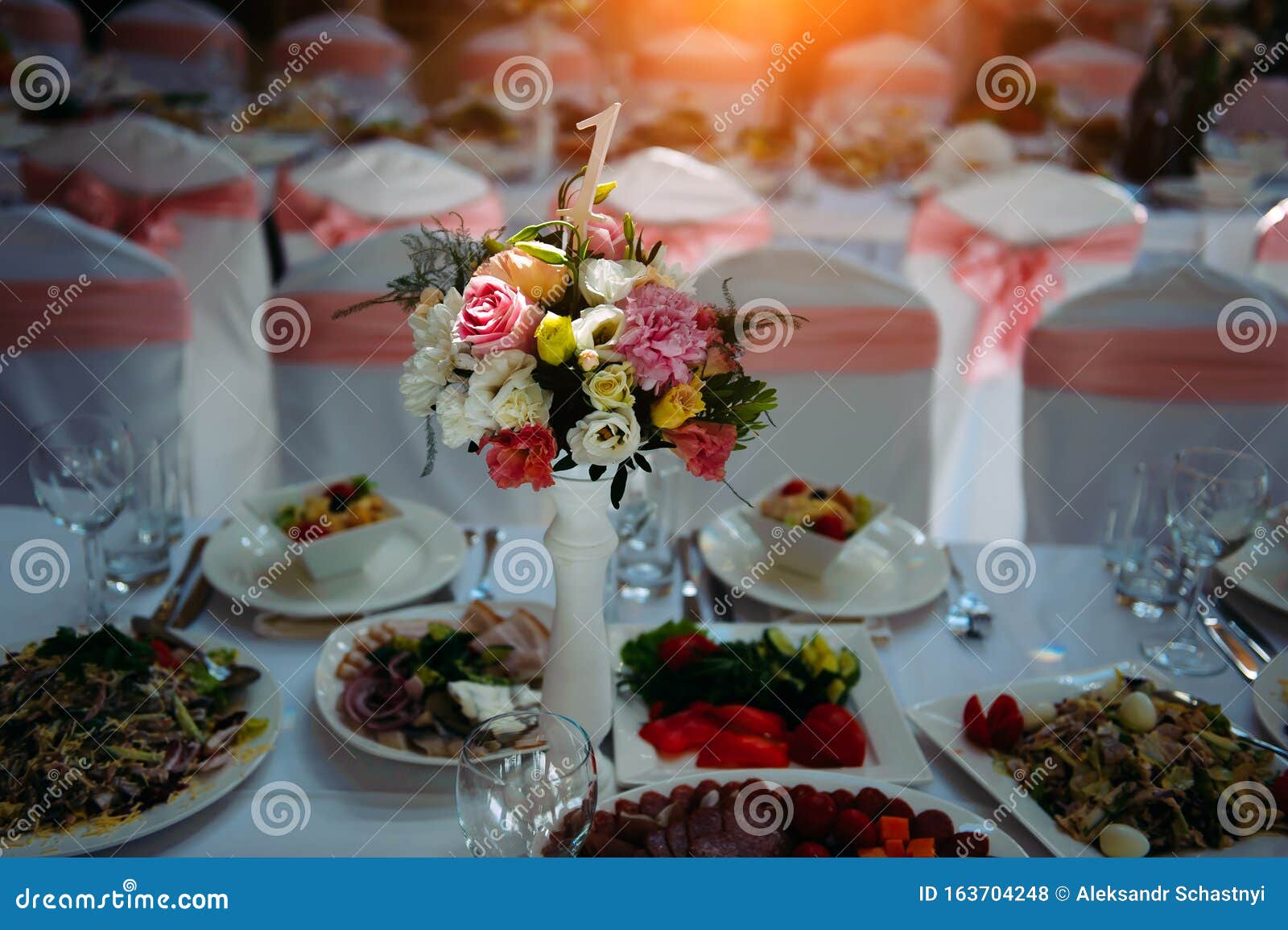 Σερβιριστό τραπέζι, με ποικιλία πιάτων, διακοσμημένο με λουλούδια Δείπνο, γκαλά, γενέθλια επέτειος γάμου