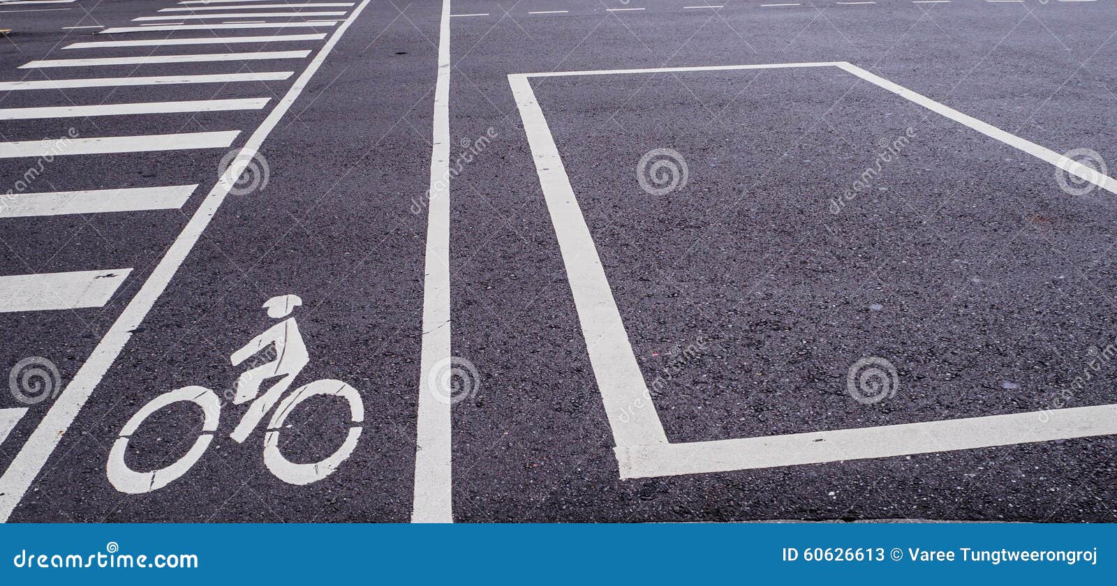 Σημάδι παρόδων ποδηλάτων πέρα από το δρόμο