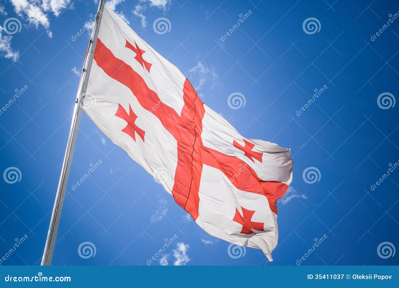 Σημαία της Γεωργίας κάτω από τον ουρανό. Σημαία της Γεωργίας που κυματίζει στον αέρα κάτω από τον ουρανό