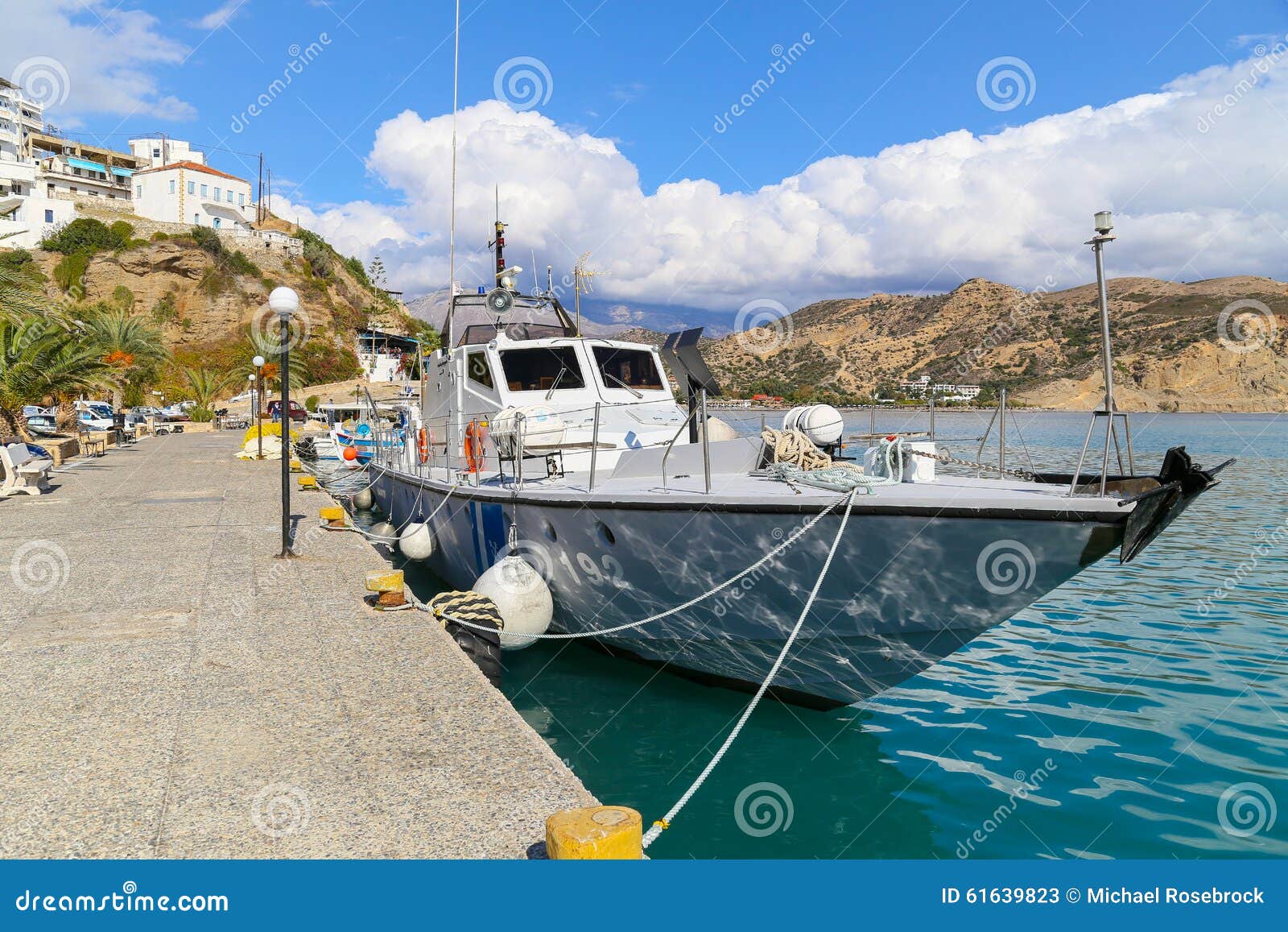 Σκάφος ακτοφυλακών στην Κρήτη. Agia Galini, Ελλάδα - 27 Οκτωβρίου 2014: Ένα σκάφος ακτοφυλακών έδεσε στο λιμάνι Agia Galini στην Κρήτη Στα πίσω ξενοδοχεία και τις ταβέρνες