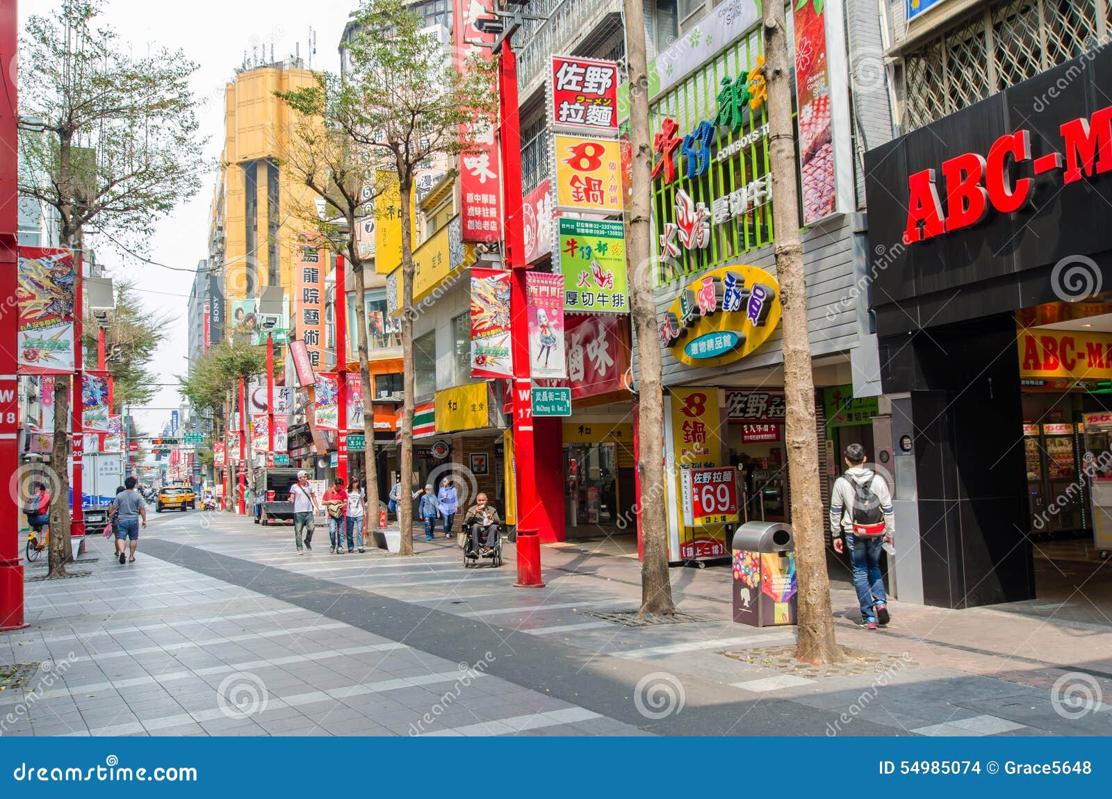 Σκηνή ημέρας του Ximending, Ταϊβάν. Ταϊπέι, Ταϊβάν - 16.2015 Μαρτίου: Η σκηνή ημέρας του Ximending, αυτό είναι η πηγή μόδας της Ταϊβάν, υποομάδας, και ιαπωνικού πολιτισμού Οι άνθρωποι μπορούν βλέπω περπάτημα και αγορές γύρω από το