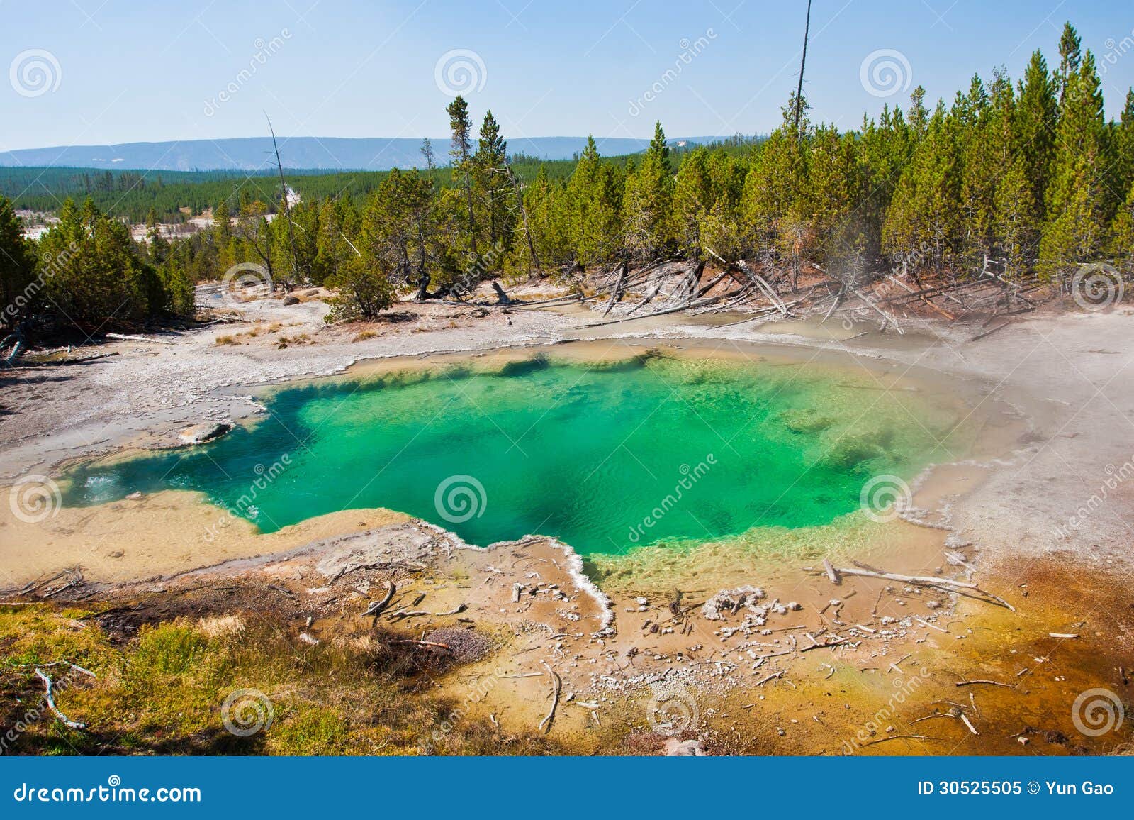 Σμαραγδένια λίμνη στο εθνικό πάρκο Yellowstone, ΗΠΑ. Όμορφη σμαραγδένια λίμνη στο εθνικό πάρκο Yellowstone, ΗΠΑ