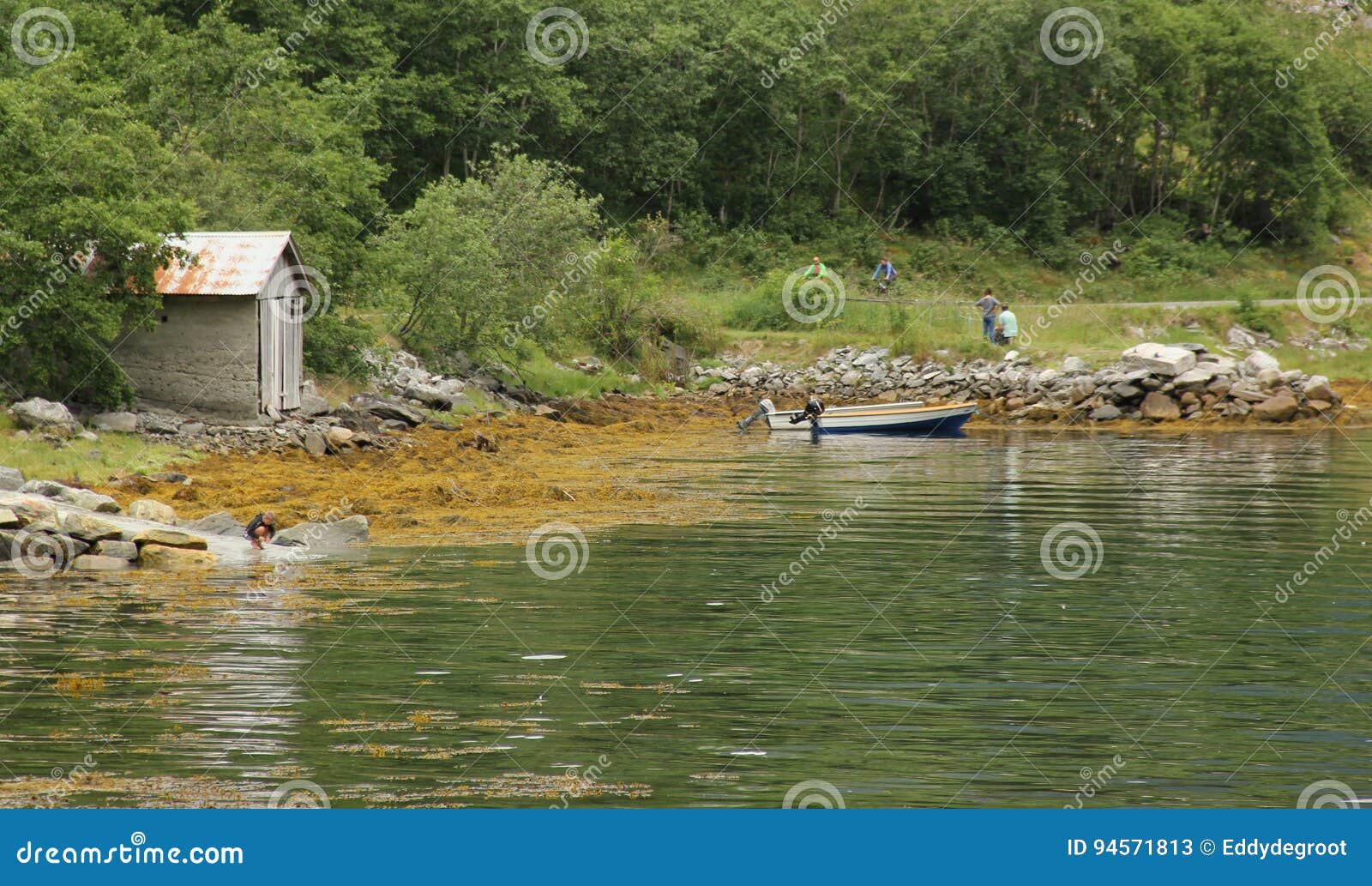 Σπίτι βαρκών. Ένα ξύλινο σπίτι βαρκών στην άκρη νερών του φιορδ Geiranger στη Νορβηγία