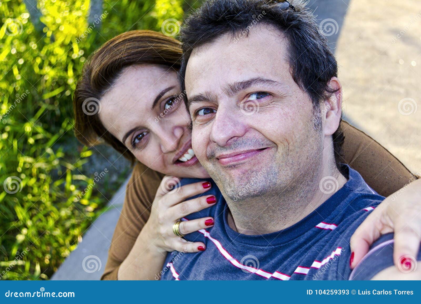 Σπίτι μακρυά από το εγχώριο ζεύγος Selfie. Να αισθανθεί οικεία μακρυά από το εγχώριο βραζιλιάνο ζεύγος selfie