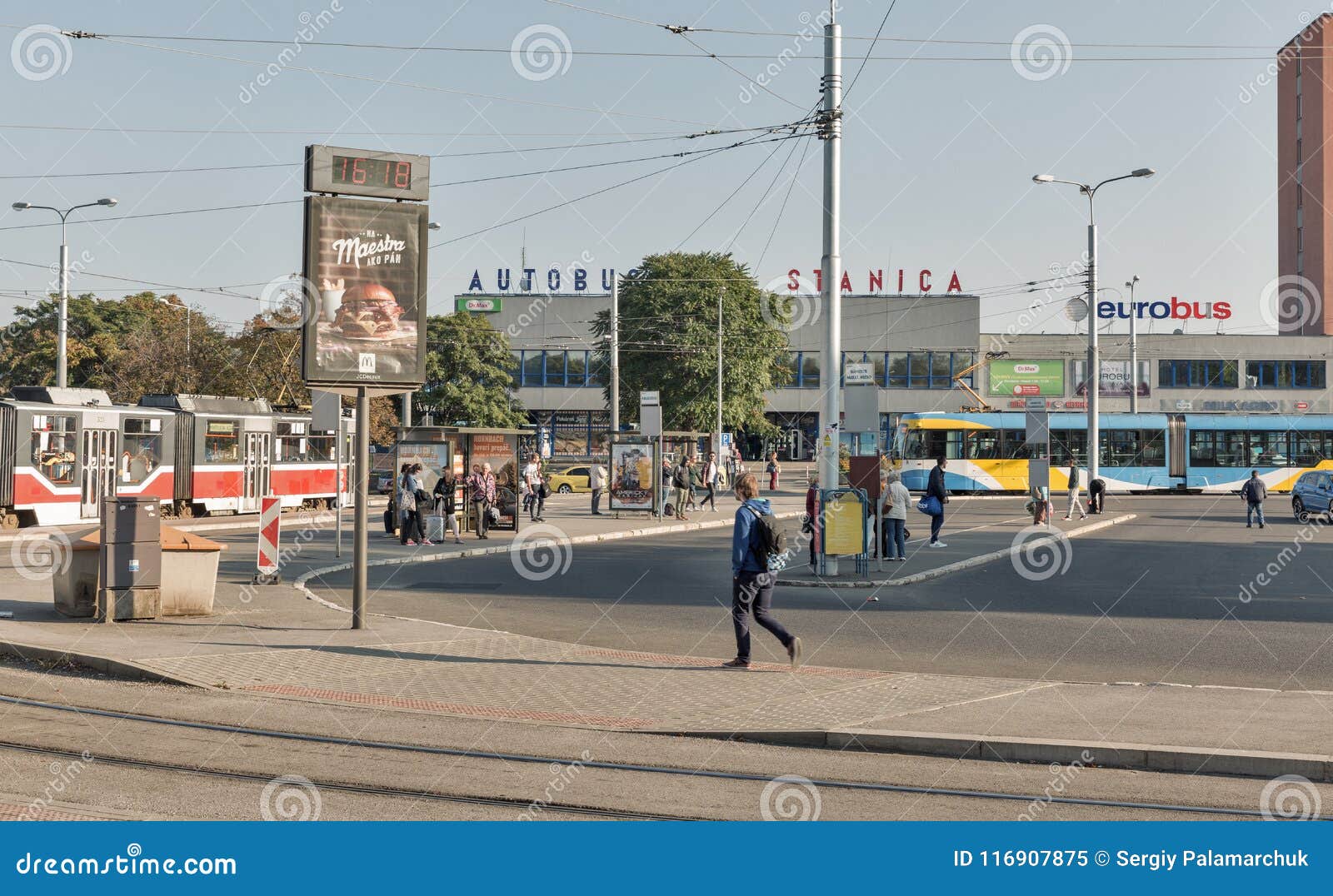 Στάση λεωφορείου σε Kosice, Σλοβακία. Οι παραγνωρισμένοι άνθρωποι περπατούν μπροστά από τη στάση λεωφορείου Το Kosice είναι η μεγαλύτερη πόλη στην ανατολική Σλοβακία και ήταν το 2013 το ευρωπαϊκό κεφάλαιο του πολιτισμού