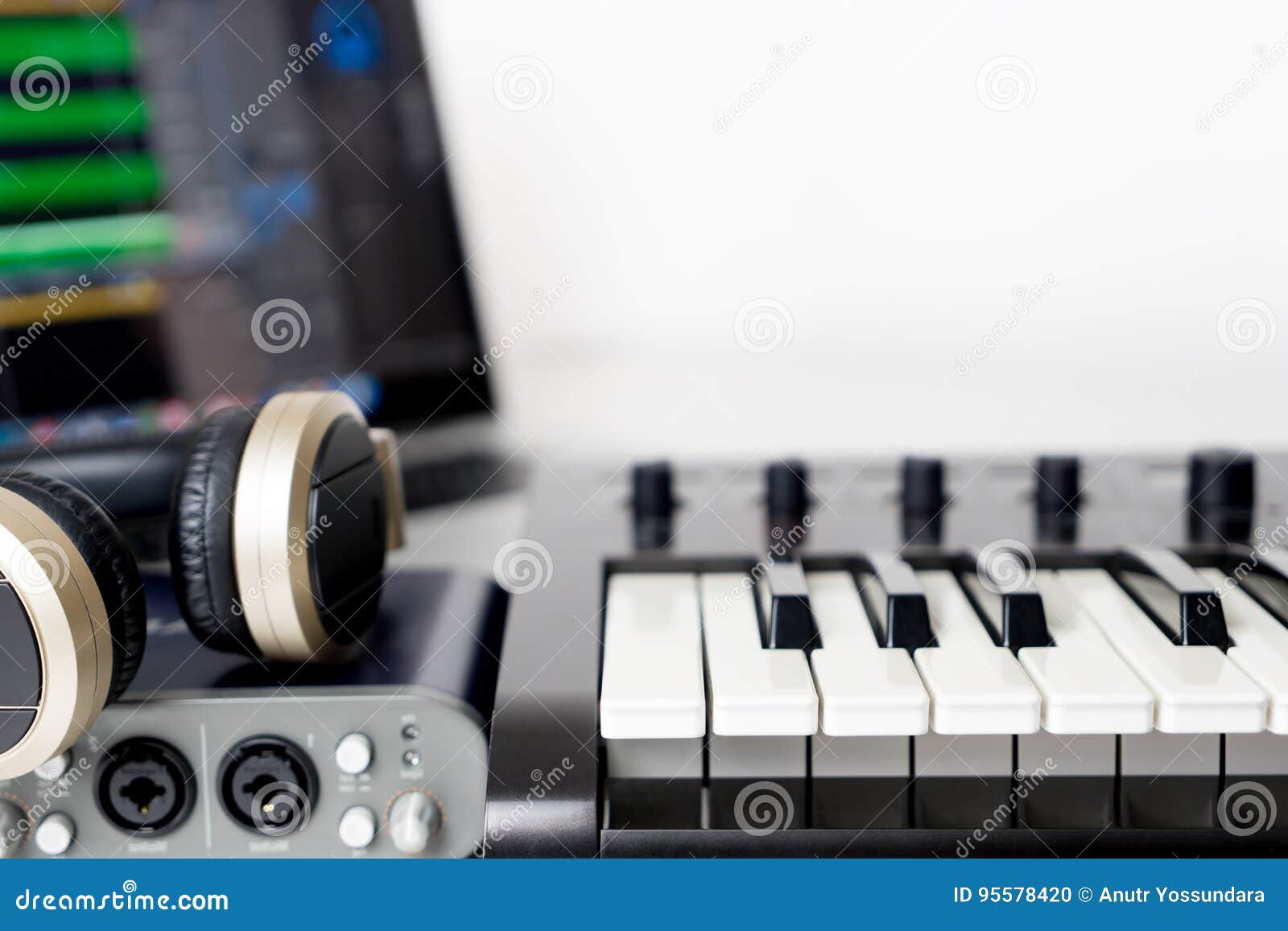 Σταθμός εργασίας στούντιο μουσικής lap-top υπολογιστών στο άσπρο υπόβαθρο
