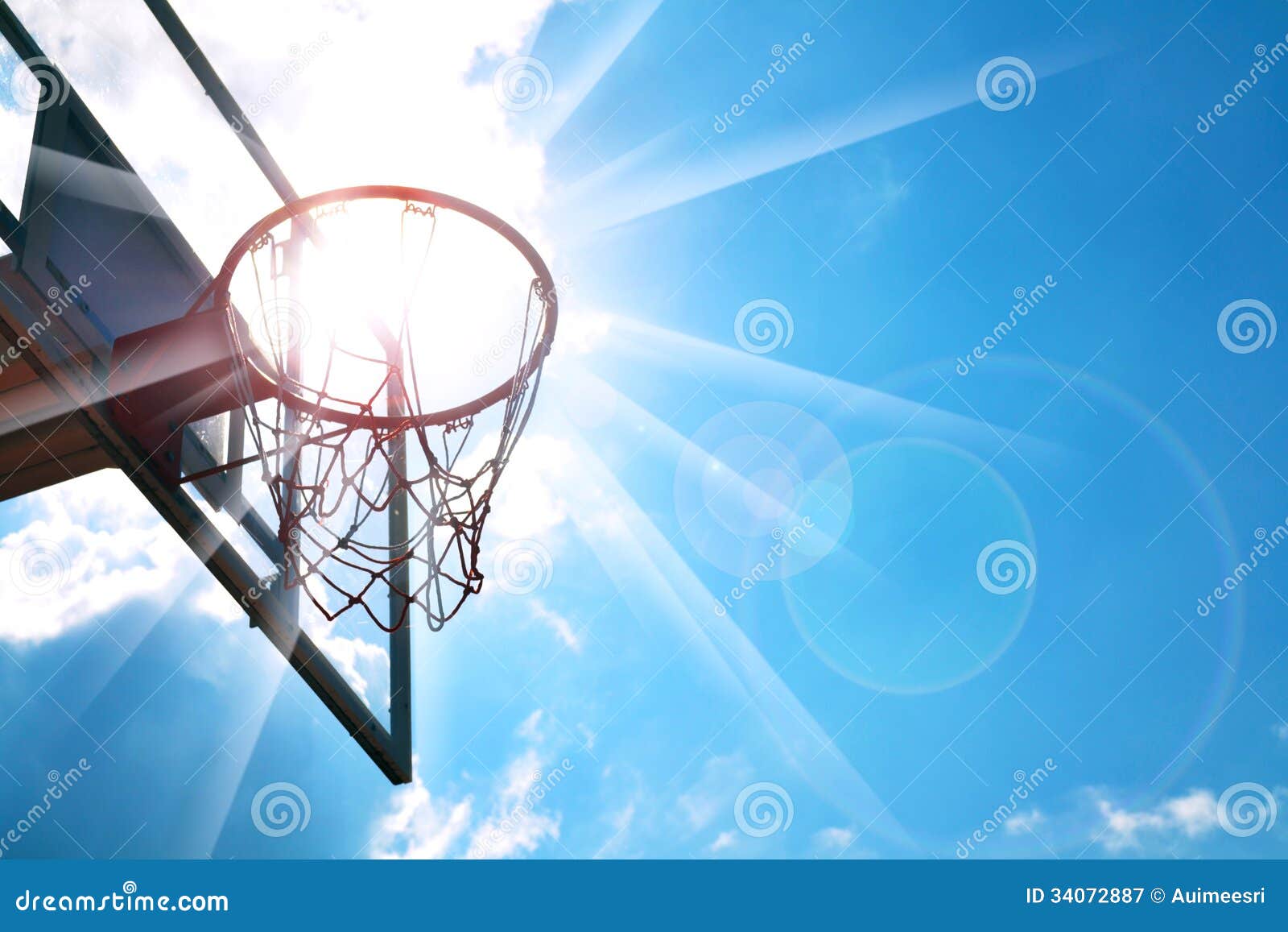 Στεφάνη καλαθοσφαίρισης στο μπλε ουρανό