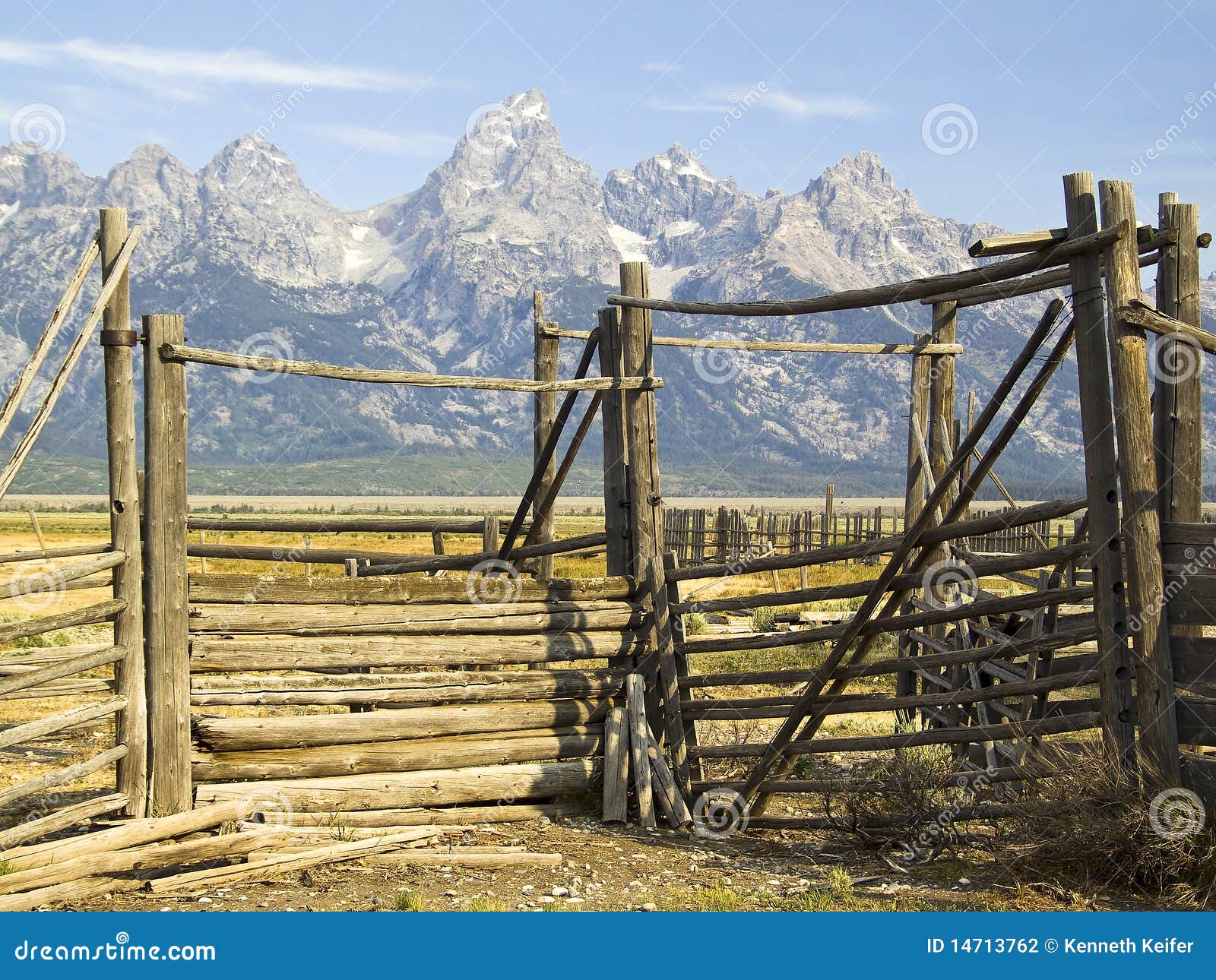 συγκεντρώστε την πύλη tetons Wyoming. η περιοχή αντιλοπών πίσω από τον καθεδρικό ναό συγκεντρώνει επιπέδων πρώτου πλάνου τη μεγάλη ομάδας σειρά teton Wyoming πάρκων βουνών εθνική παλαιά