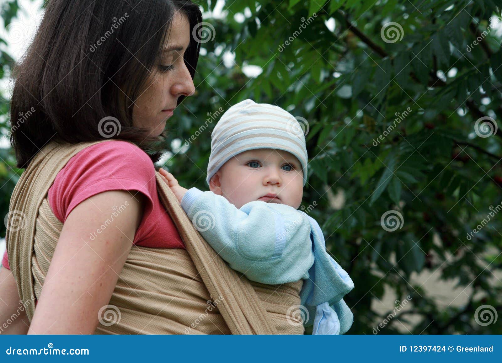 σφεντόνα μωρών mom. μωρό που φέρνει τη σφεντόνα μητέρων της
