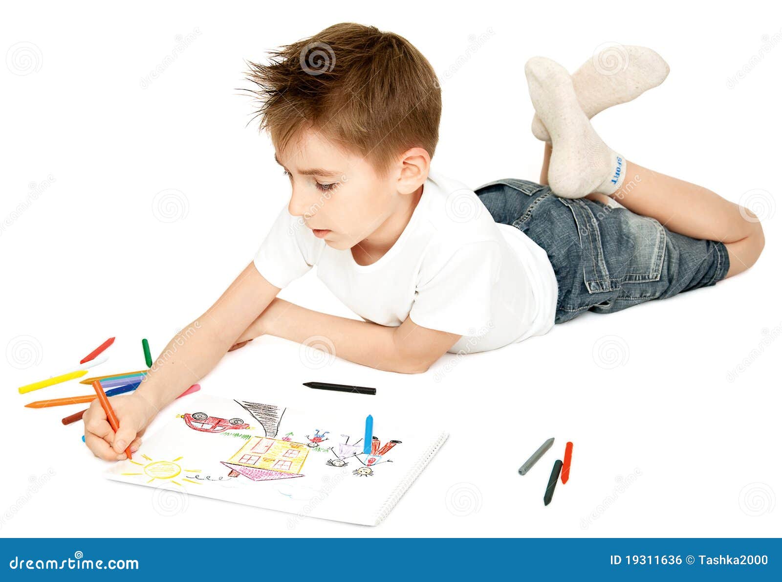 σχέδιο αγοριών. το αγόρι σύρει το αγαπημένο πάτωμα η εικόνα χρωμάτων του