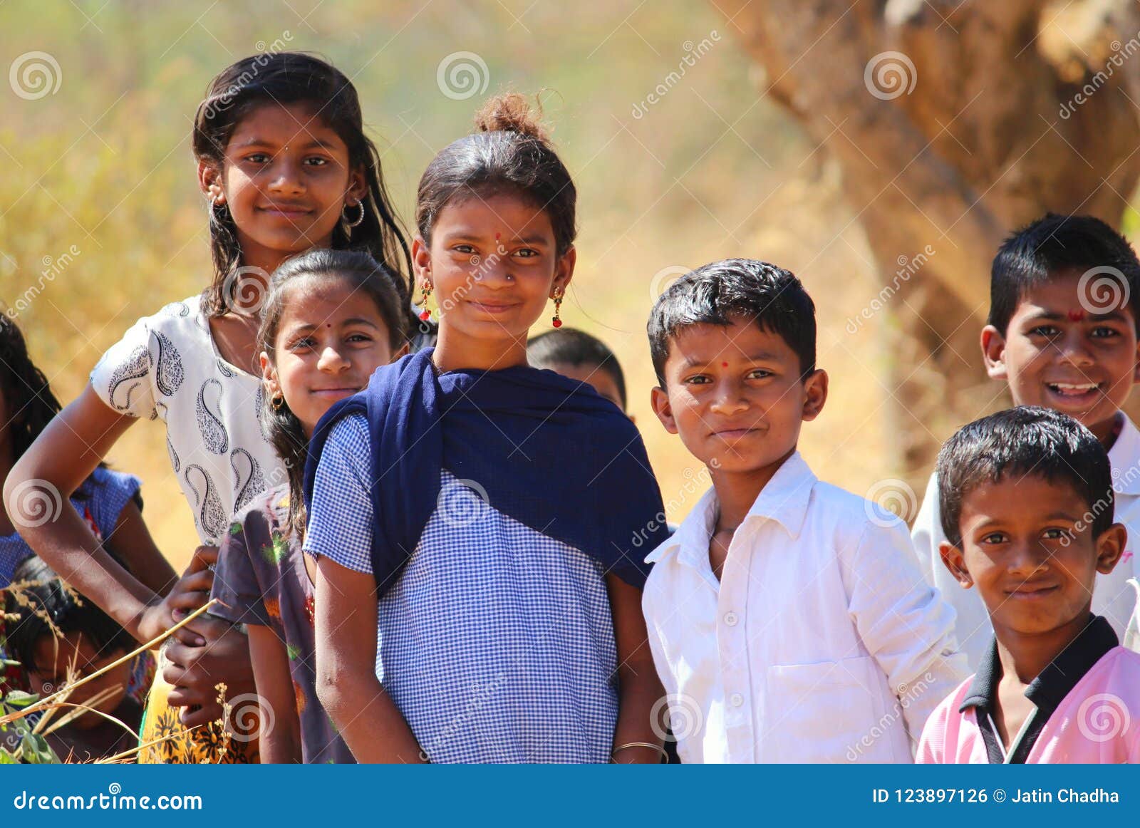 Σχολικά πηγαίνοντας φτωχά παιδιά κοντά σε ένα χωριό σε Pune, Ινδία