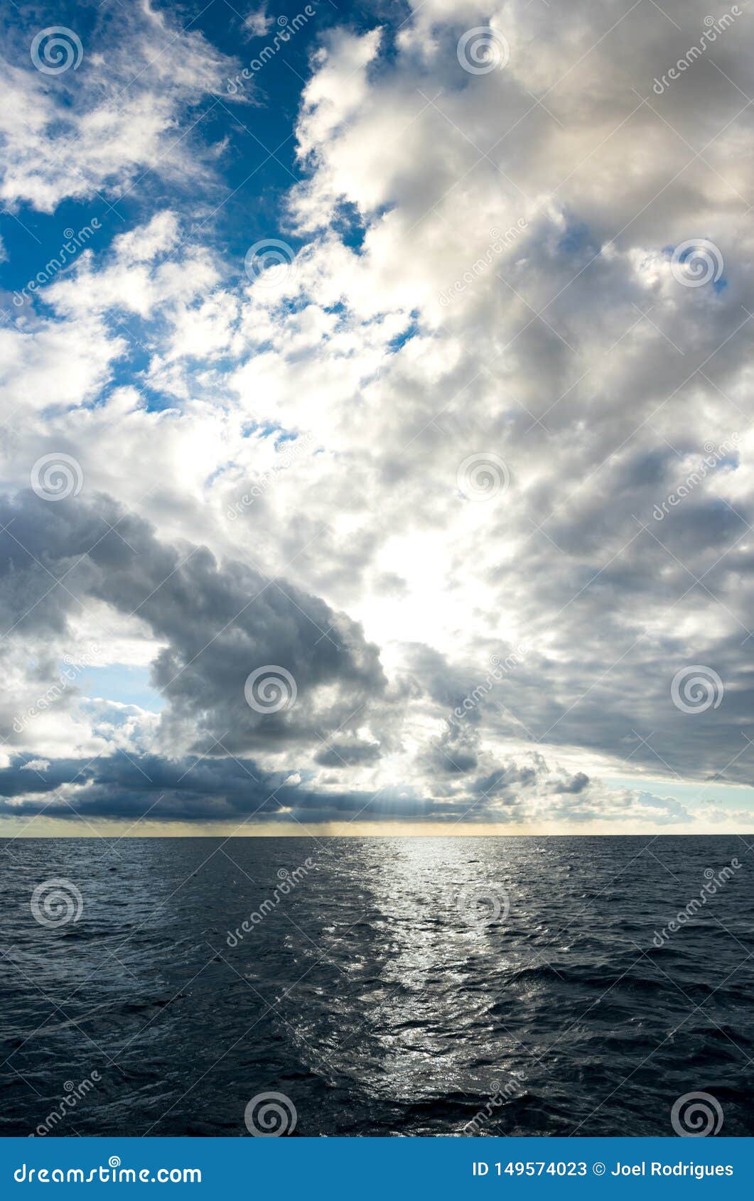 Σύννεφα θύελλας που ενισχύουν πέρα από το σκούρο μπλε ωκεανό