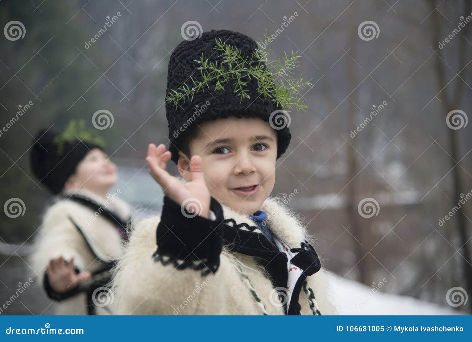 Τα αγόρια έντυσαν στα χειμερινά παραδοσιακά ρουμανικά ενδύματα. Τα αγόρια έντυσαν ενδύματα περιοχών χειμερινού στα παραδοσιακά ρουμανικά Maramuresh Εορτασμός Χριστουγέννων στη Ρουμανία