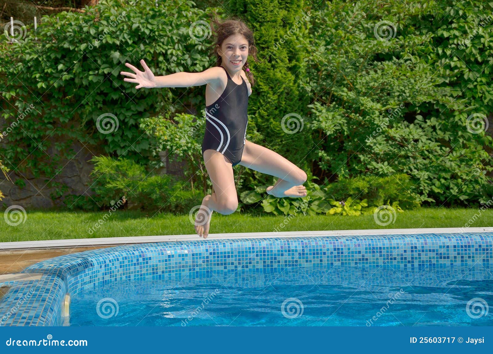 τα ενεργά ευτυχή άλματα παιδιών συγκεντρώνουν την κολύμβηση. όμορφο κορίτσι διασκέδασης που έχει τα κατσίκια διακοπών που χαμογελούν τις διακοπές αθλητικού καλοκαιριού