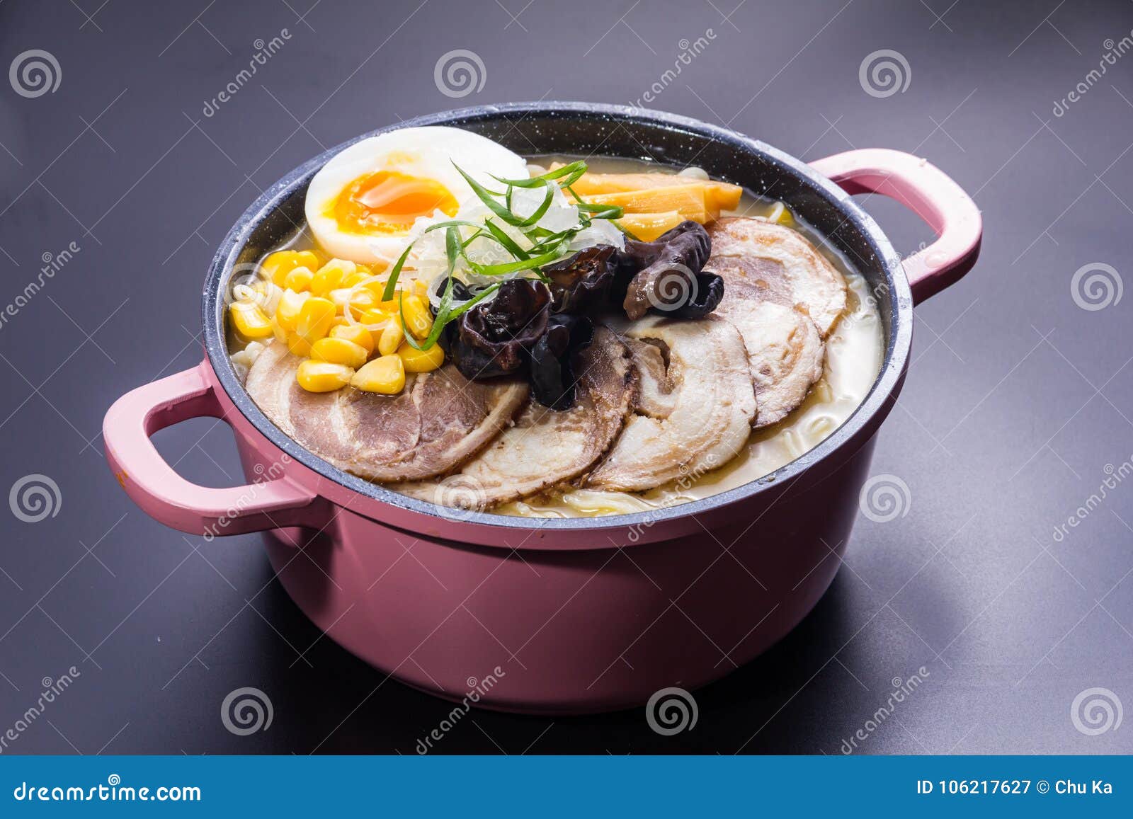 Τα ιαπωνικά τα νουντλς στη σούπα. Μια ιαπωνική παραδοσιακή κουζίνα νουντλς αποκαλούμενη με το βρασμένο αυγό, το αργό χοιρινό κρέας στη σόγια ή τη σούπα χοιρινού κρέατος