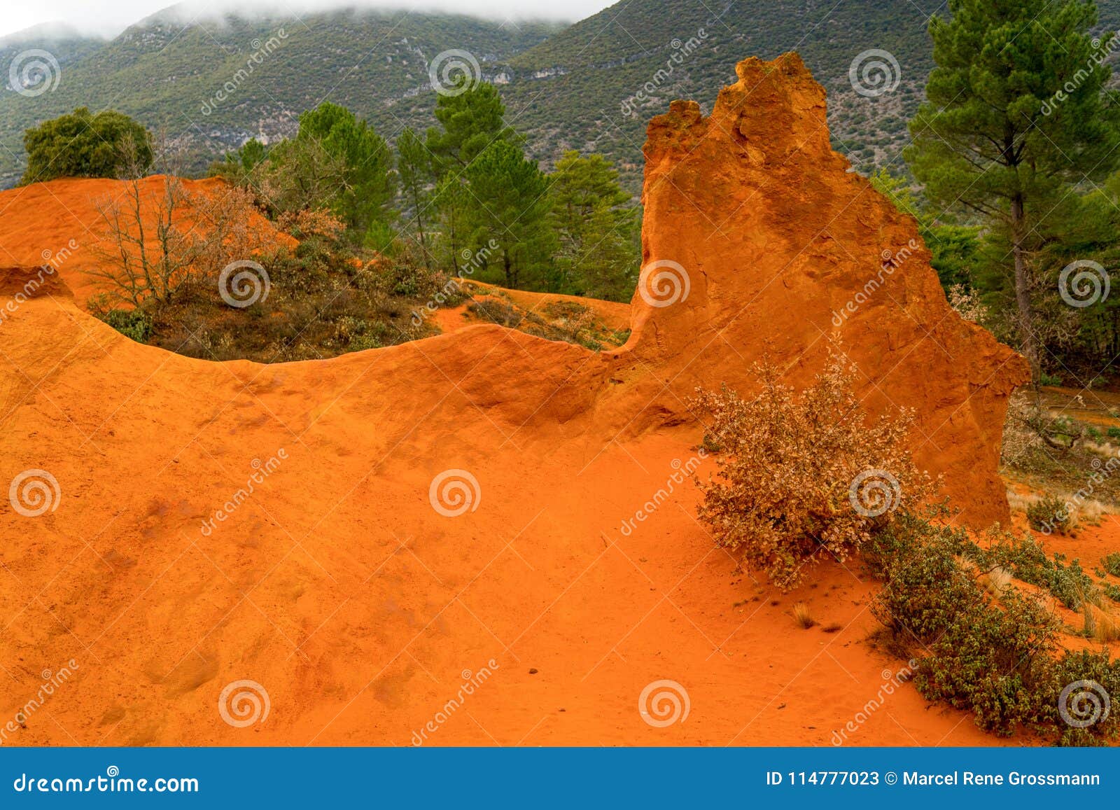 Τα λατομεία ocher Rustrel Γαλλία. Τα λατομεία ocher Rustrel είναι όχι μόνο μια έλξη για τους τουρίστες, επίσης πραγματικά εργάζεται Όπως πριν, τα σπασίματα παρέχουν τις χρωστικές ουσίες για εκείνα τα αναζητημένα γήινα χρώματα ότι οι καλλιτέχνες σε όλο τον κόσμο δεν μπορούν και δεν θέλουν να κάνουν χωρίς