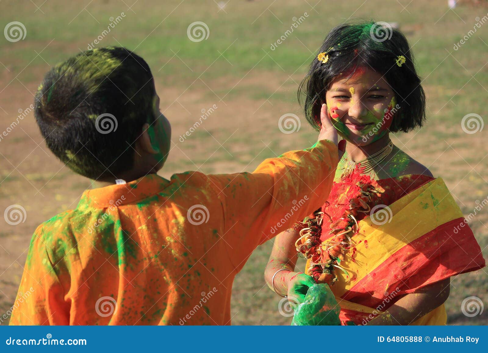 Τα παιδιά απολαμβάνουν Holi, το φεστιβάλ χρώματος της Ινδίας Το φεστιβάλ του χρώματος σε Shantiniketan, η διανομή Rabindranath Tagore