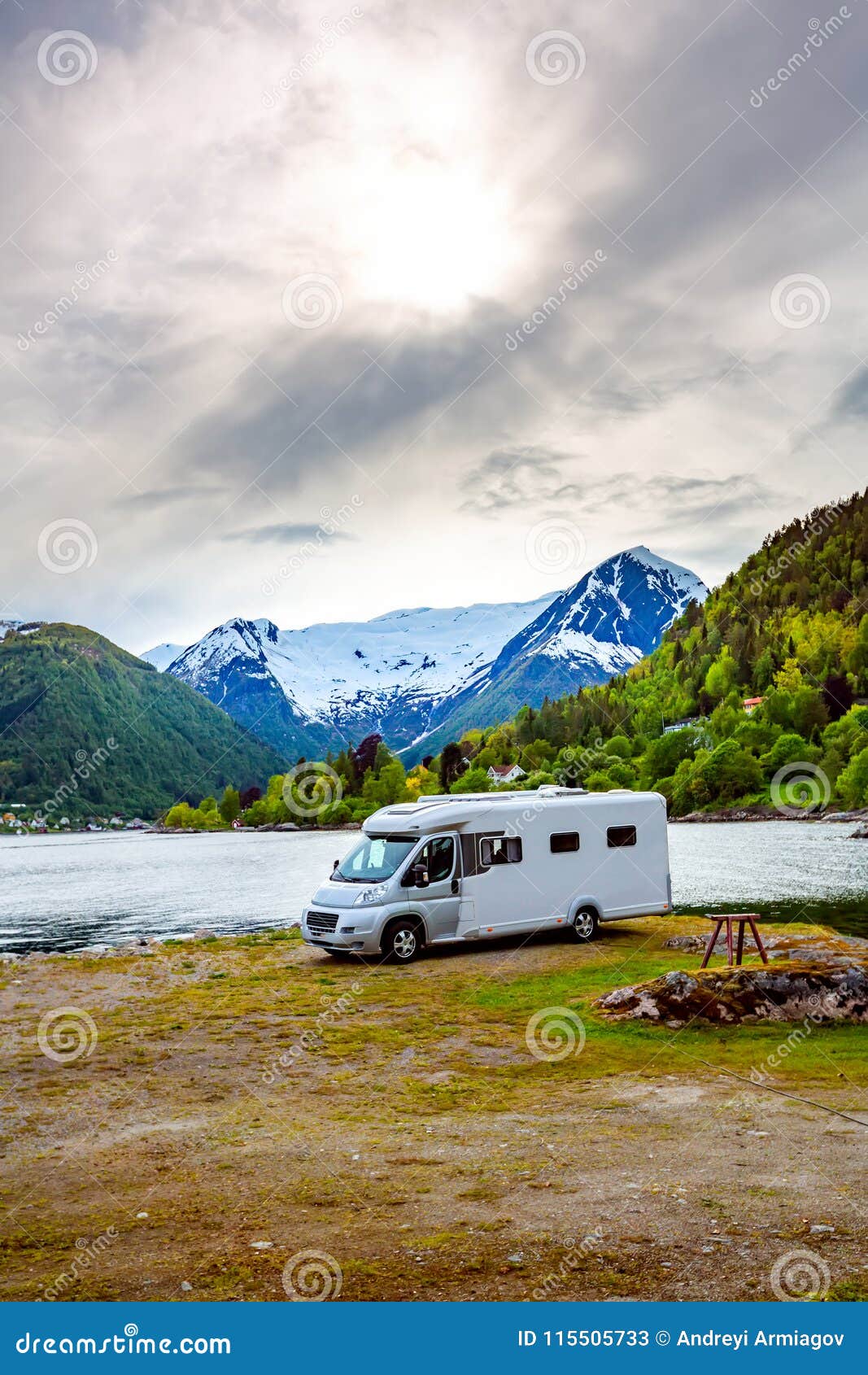 Ταξίδι rv, ταξίδι οικογενειακών διακοπών διακοπών στο motorhome, διακοπές αυτοκινήτων τροχόσπιτων Όμορφο φυσικό τοπίο της Νορβηγίας φύσης