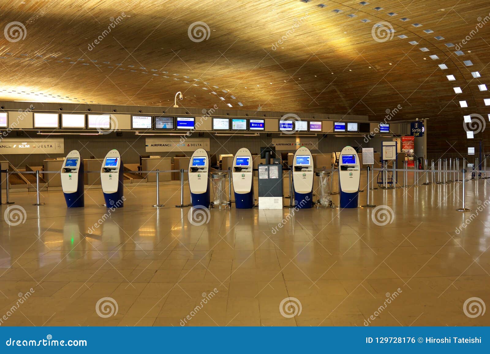 Τερματικό 2 αερολιμένων του Παρισιού Charles De Gaulle Εκδοτική Εικόνες