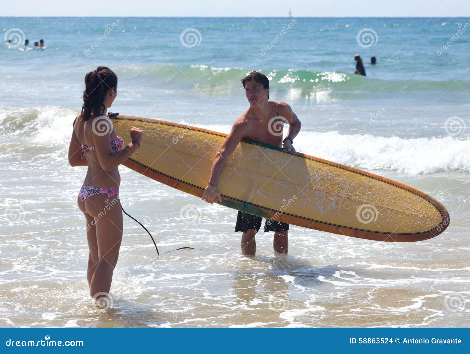 Το Surfer εξηγεί τη θεωρία του σερφ σε μια νέα γυναίκα. Το Surfer εξηγεί τη θεωρία του σερφ των νέων γυναικών στην παραλία