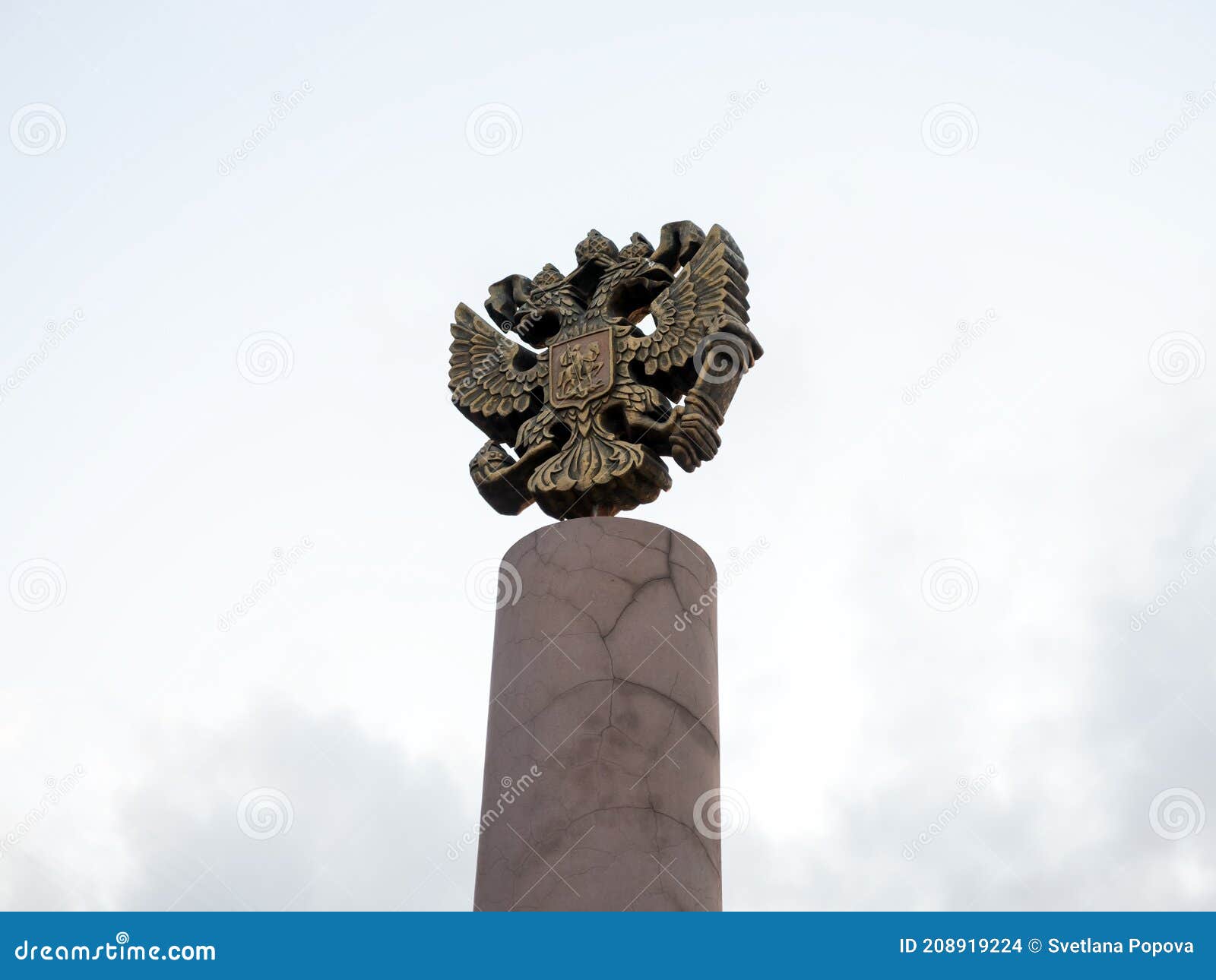 το εθνόσημο της ρωσίας είναι το επίσημο κρατικό σύμβολο της ρωσικής ομοσπονδίας που έχει ρίξει το χάλκινο στην κορυφή του πυλώνα.
