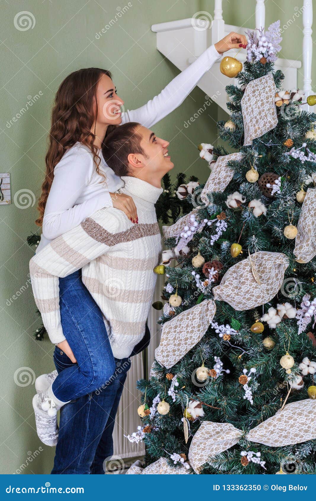 Το ζεύγος των εραστών τακτοποιεί ένα χριστουγεννιάτικο δέντρο μαζί την παραμονή των διακοπών Χριστουγέννων