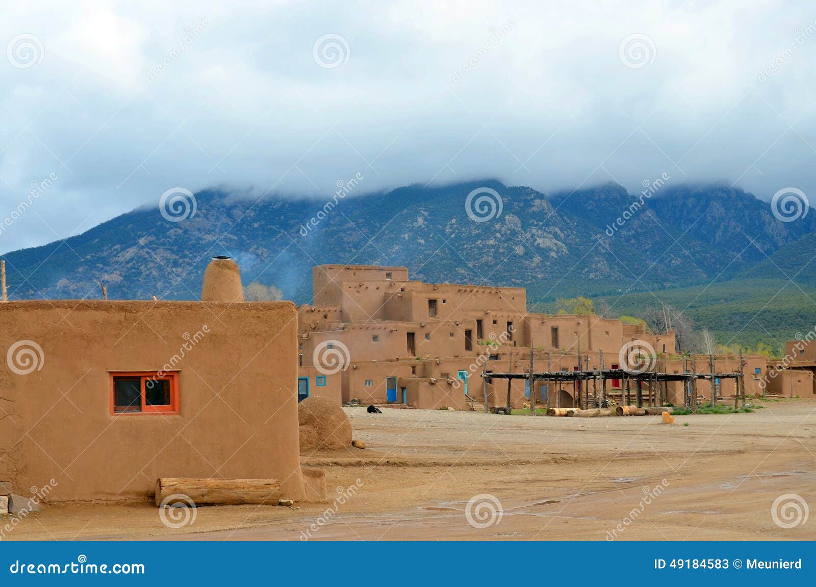 ΣΤΙΣ 20 ΑΠΡΙΛΊΟΥ ΝΈΩΝ ΜΕΞΙΚΌ TAOS: Το ιστορικό Taos Pueblo στις 20 Απριλίου 2014 σε Taos NM ΗΠΑ Οι τοίχοι πλίθας της λάσπης και του αχύρου είναι χαρακτηριστικοί του πολιτισμού αμερικανών ιθαγενών στην περιοχή