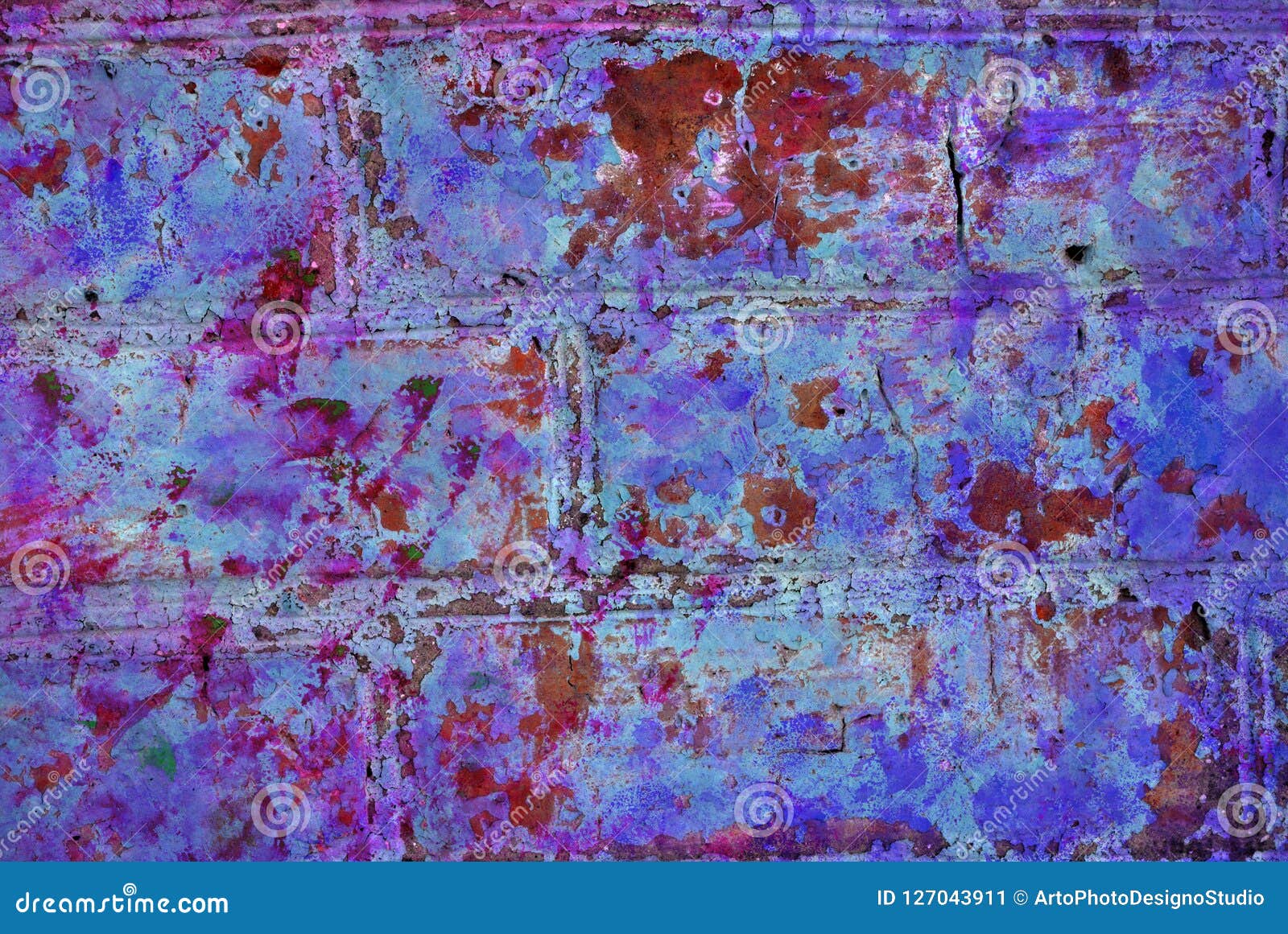 Το μικτό έργο τέχνης μέσων, αφαιρεί το ζωηρόχρωμο καλλιτεχνικό χρωματισμένο στρώμα στη ρόδινη παλέτα χρώματος με τους μπλε, πορφυρούς παφλασμούς στο υπόβαθρο φωτογραφίας σύστασης τουβλότοιχος grunge