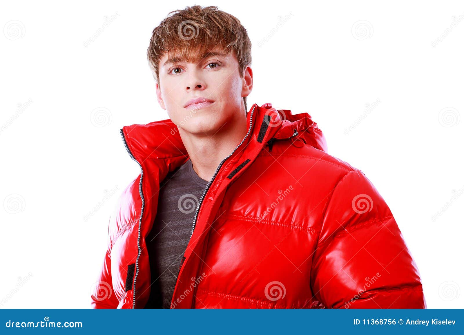 το παλτό γέμισε κάτω το κόκ&ka. επαγγελματικός χειμώνας πορτρέτου ενδυμάτων αρσενικός πρότυπος