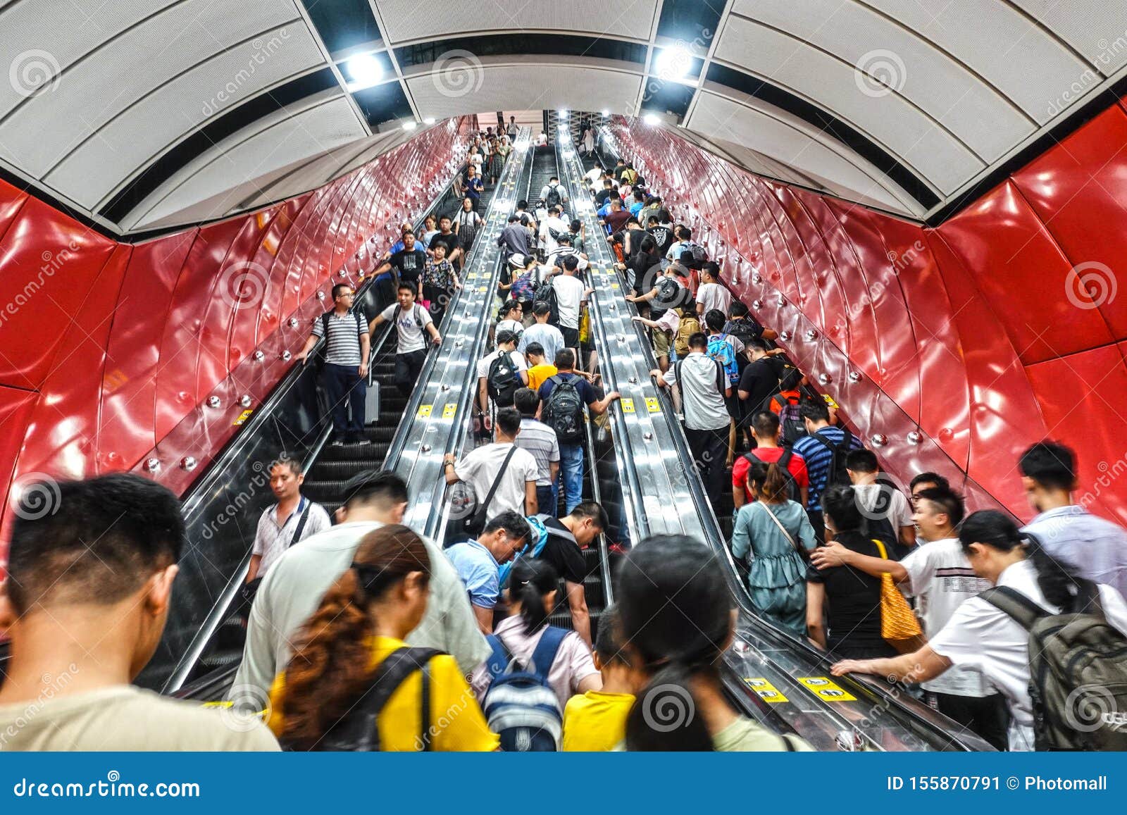 Το πλήθος πήρε το ασανσέρ στο υπόγειο τούνελ στο Γκουανγκζού της Κίνας