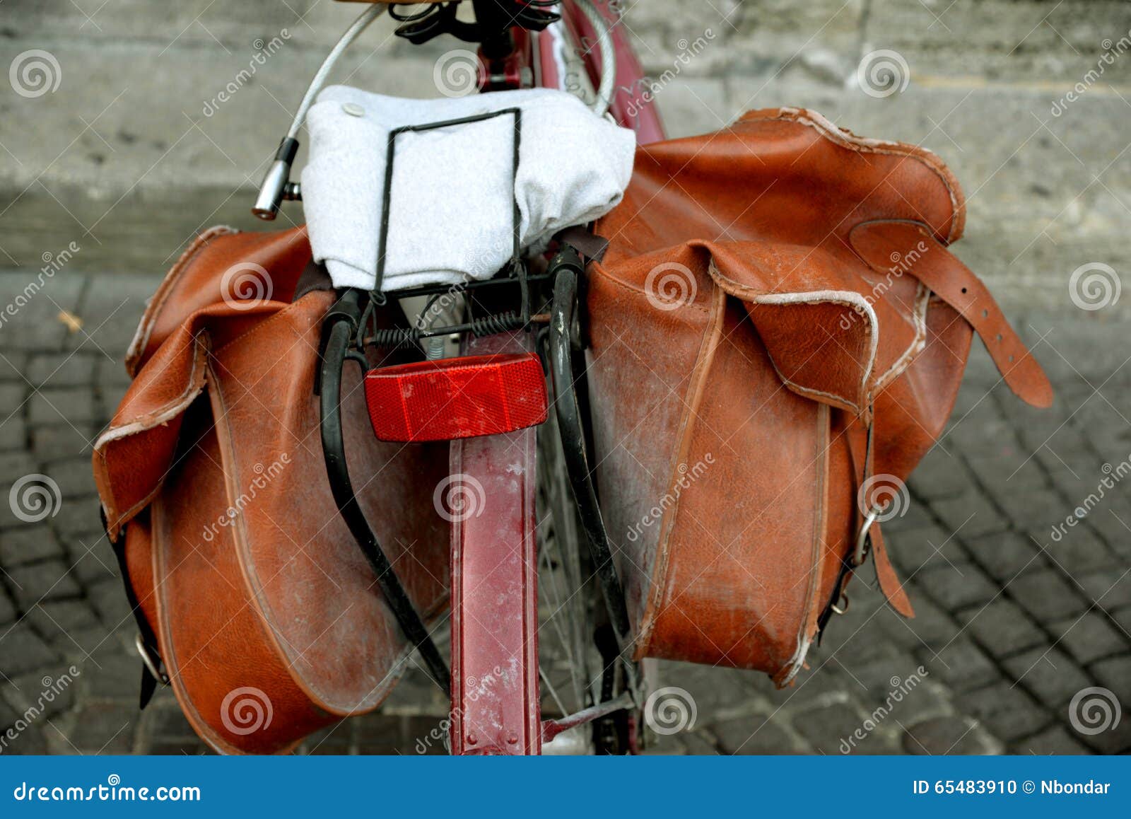 Το ποδήλατο πιό pannier (τσάντα) και μέρος του παλαιού ποδηλάτου